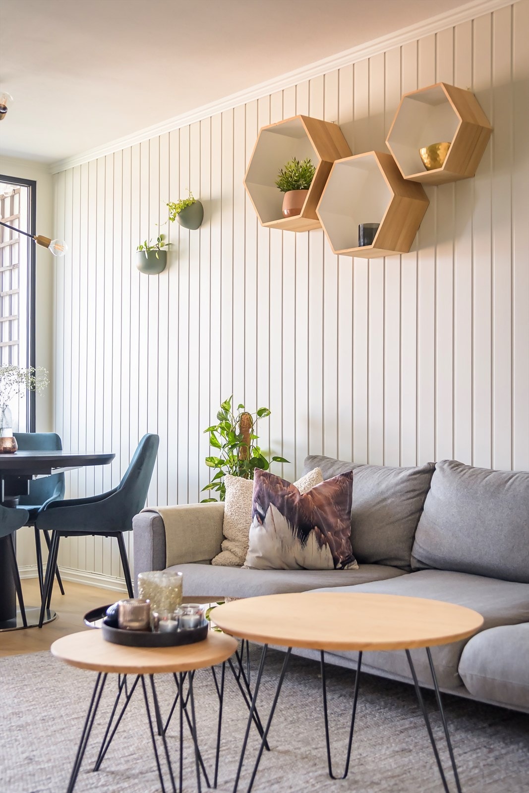 Her er det rikelig med plass til sofagruppe, spisebord og TV-løsning Galleribilde