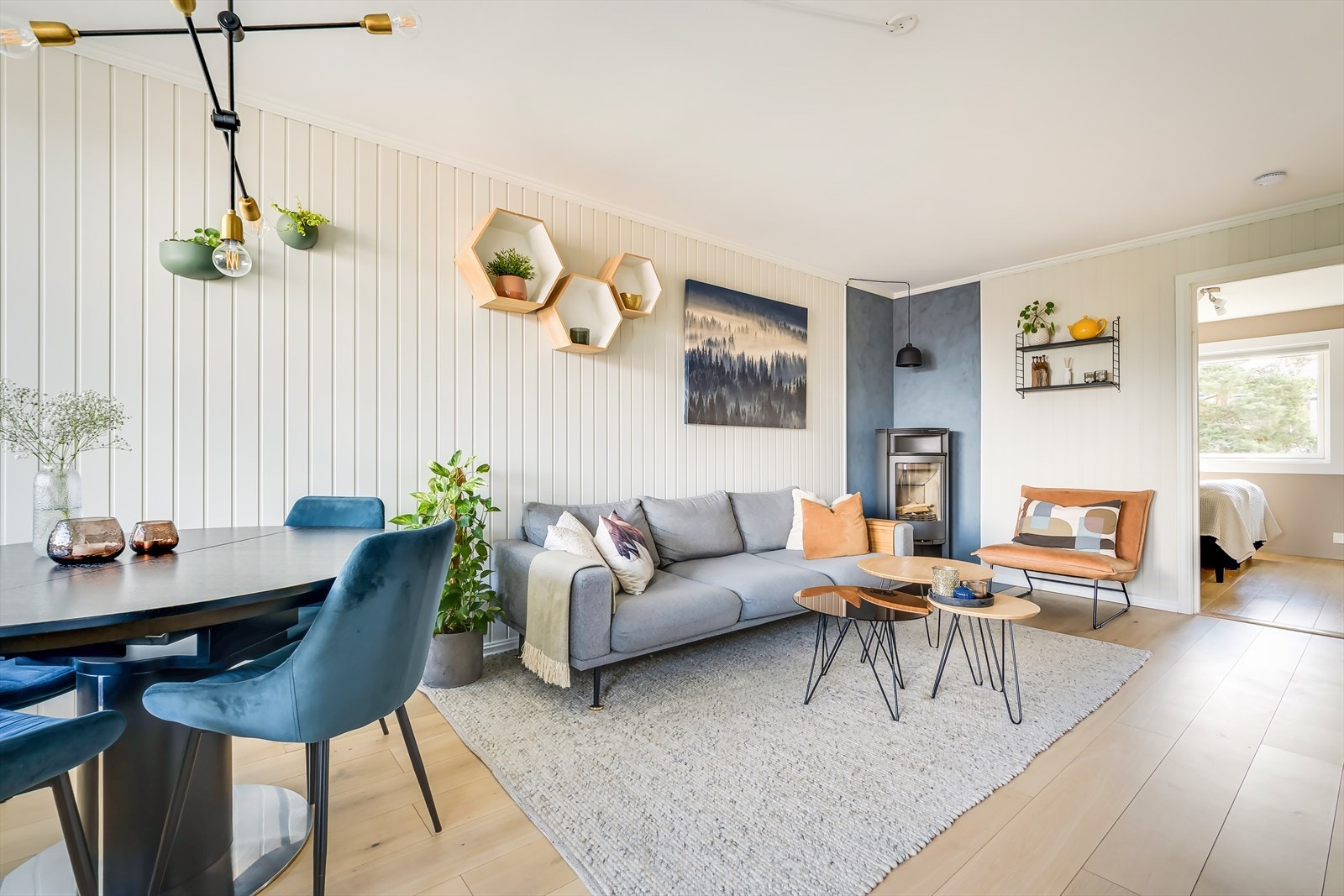 De lysmalte veggene og den gjennomgående parketten gir rommet et helhetlig og elegant uttrykk Galleribilde