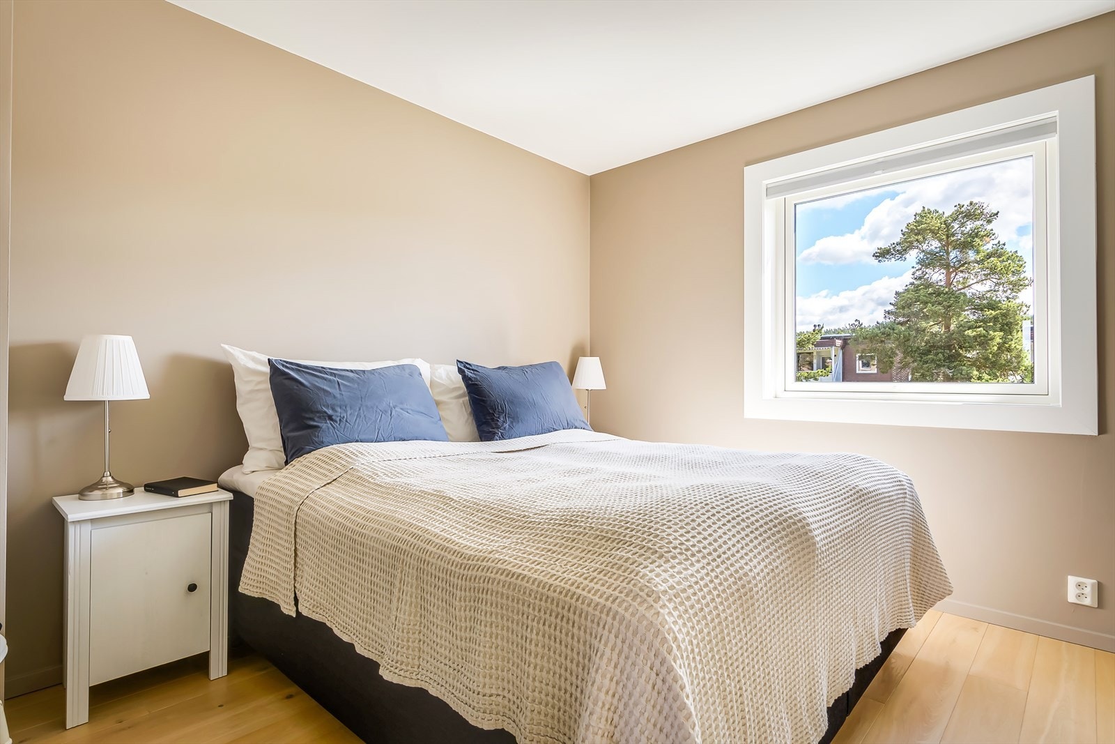 Rommene er lyse og lettmøblerte, og gir deg muligheten til å sette ditt eget preg Galleribilde