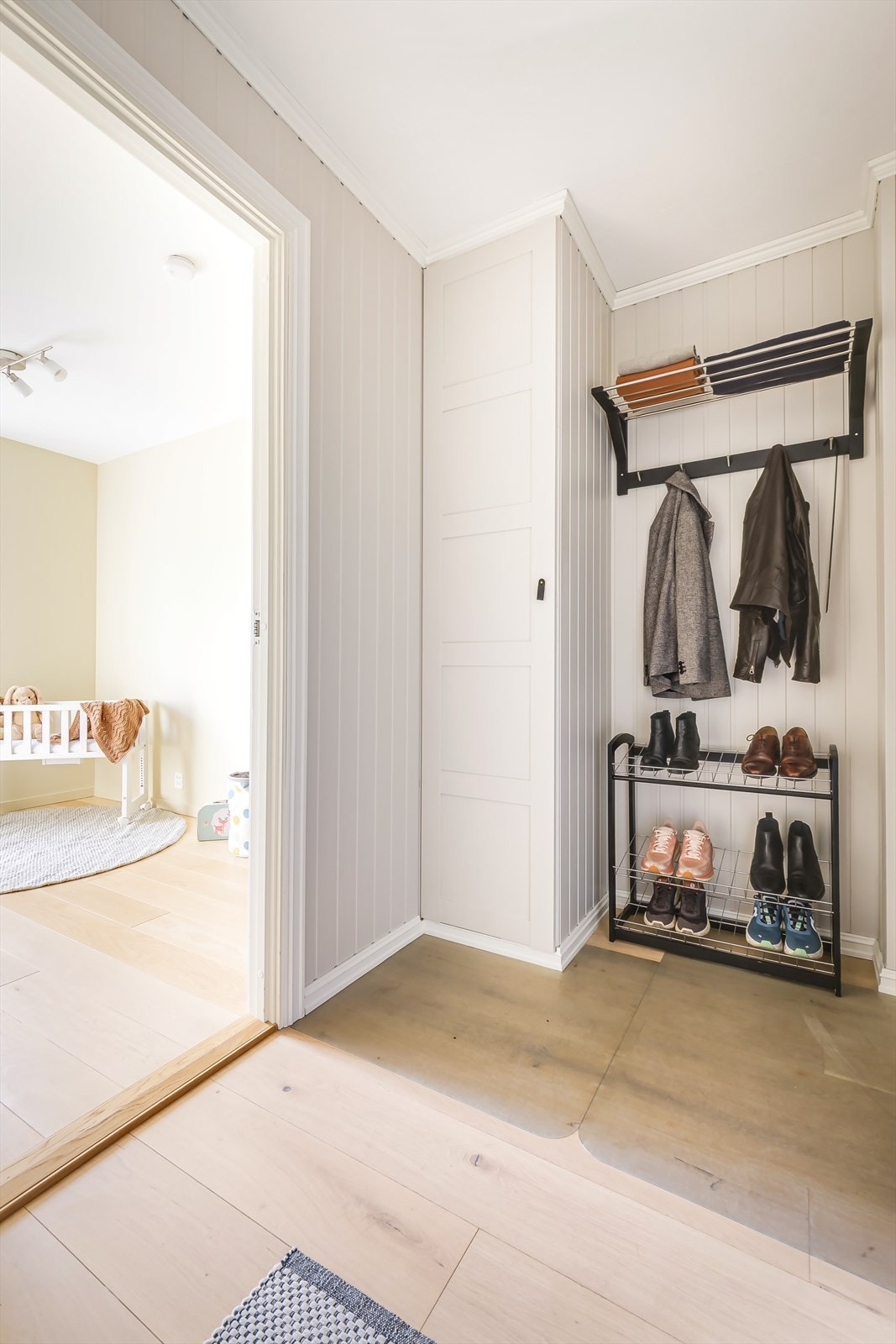 Lys og innbydende entré som gir et godt førsteinntrykk Galleribilde