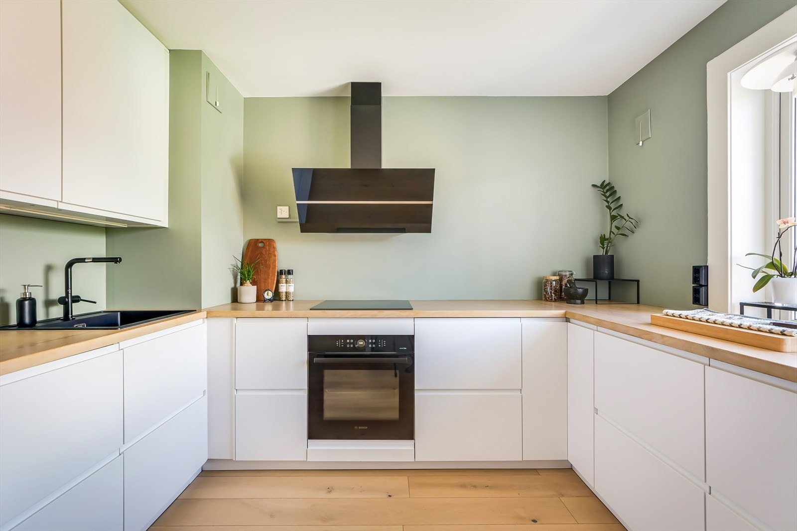 Leiligheten har gjennomgående planløsning med luftige rom og store vindusflater Galleribilde