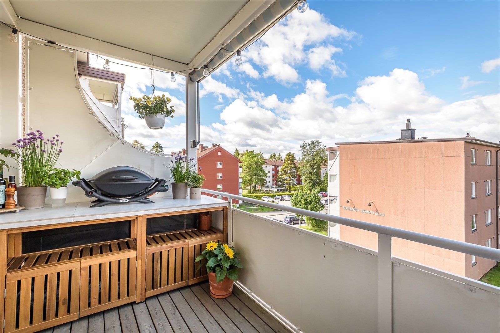 Fra stuen er det utgang til en fantastisk, solrik balkong på 8 kvm Galleribilde