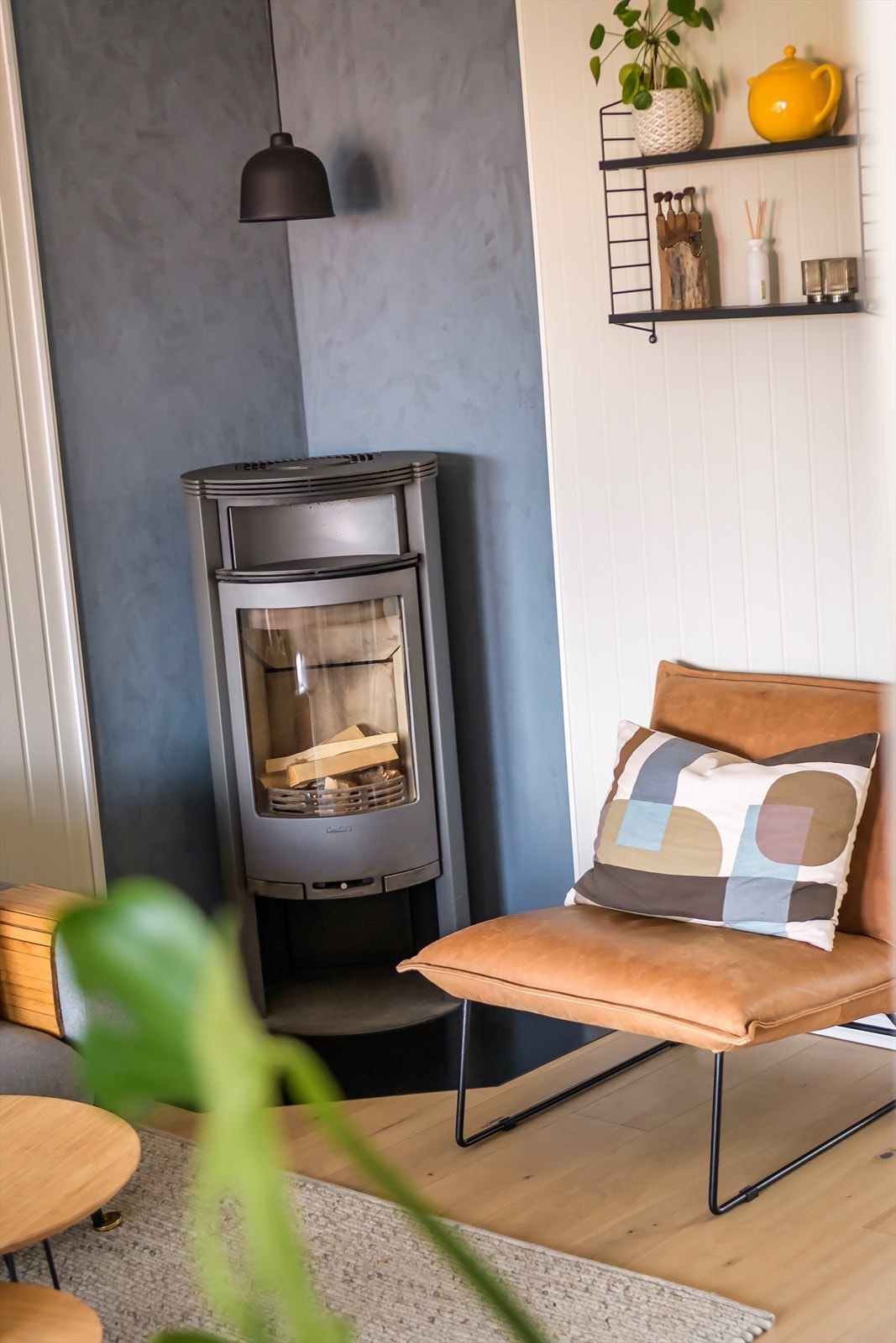 I stuen er det også en moderne peis som gir en lun varme og hyggelig stemning på kalde vinterdager Galleribilde