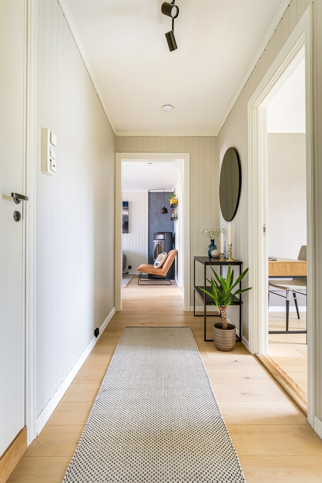 Her er det både plass til entrémøbler, og for å henge fra seg yttertøy og sette fra seg sko i plassbygget garderobeskap Galleribilde