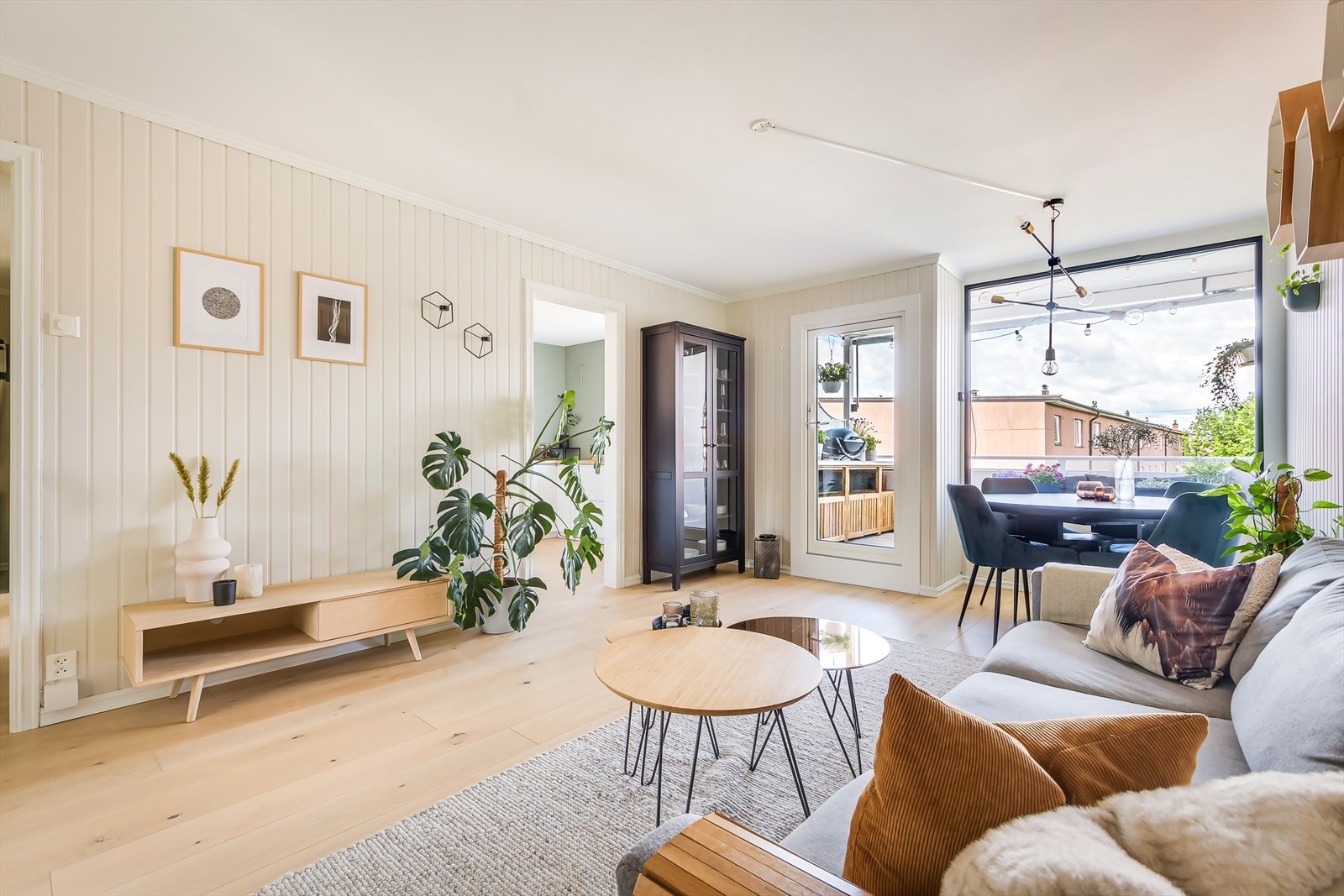 Stuen er hjemmets sosiale samlingspunkt - et lyst og luftig rom med en behagelig atmosfære Galleribilde