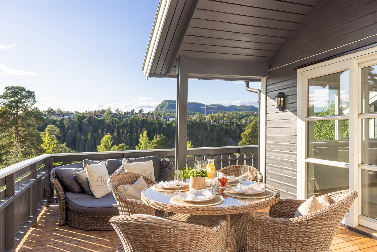 I vår- og sommerhalvåret fungerer denne uteplassen som en naturlig forlengelse av stuen - perfekt for hyggelige stunder med familie og venner. Galleribilde