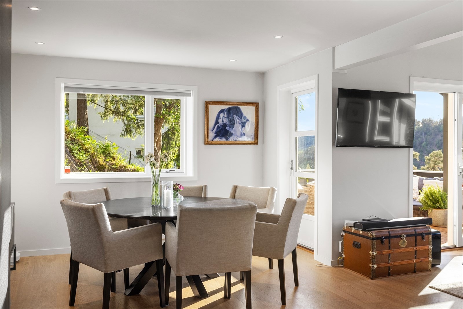 Ved kjøkkenet er det romslig plass til et stort spisebord, som legger til rette for sosiale sammenkomster og hyggelige måltider. Galleribilde