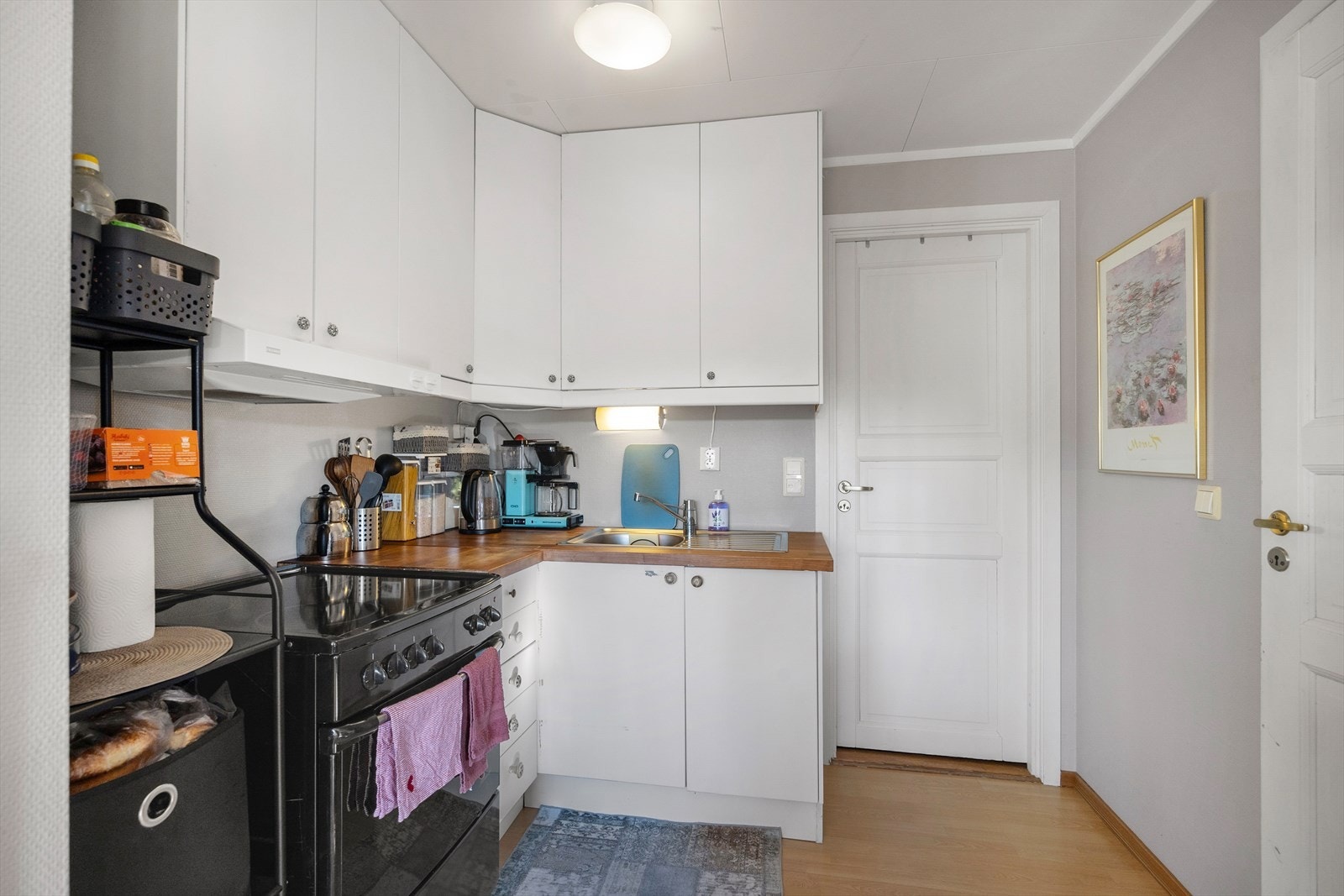 Kjøkkenet har glatte fronter og laminat benkeplate med nedfelt vaskekum. Det er belysning over benkeplaten og takhøye overskap for god oppbevaringsplass. Kjøkkenventilatoren har kullfilter. Galleribilde