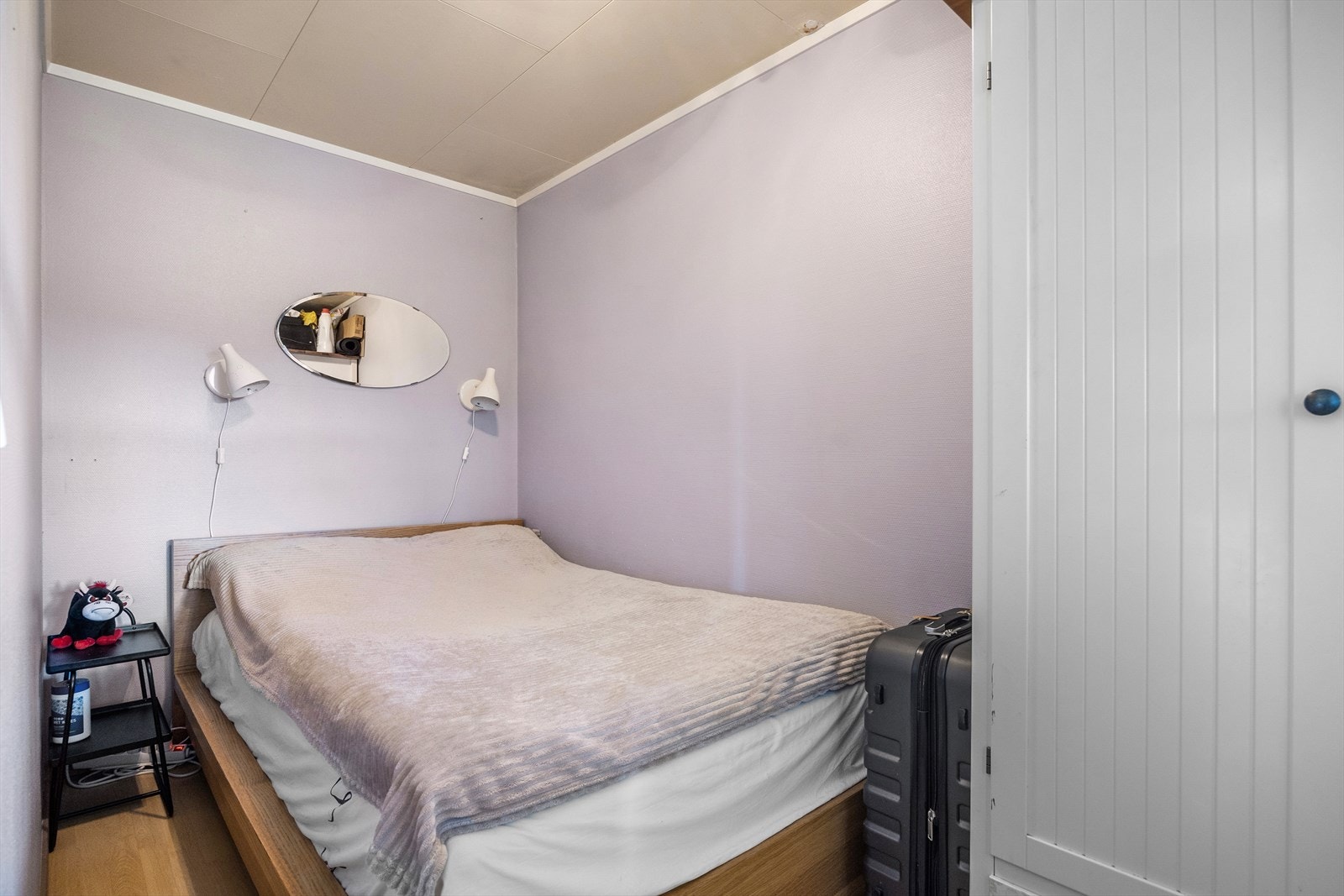 Romslig soverom med god plass til både seng og øvrige møbler, som garderobeskap og nattbord - en fleksibel og komfortabel løsning for en god natts søvn og praktisk oppbevaring. Galleribilde