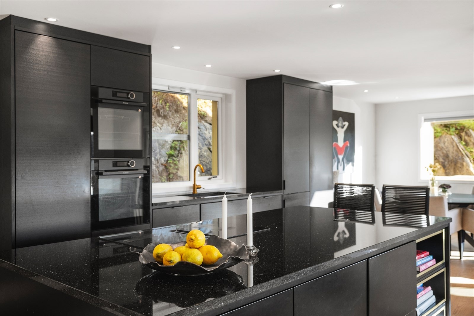 Kjøkkenet har profilerte fronter og en slitesterk steinbenkeplate med vaskekum. Galleribilde