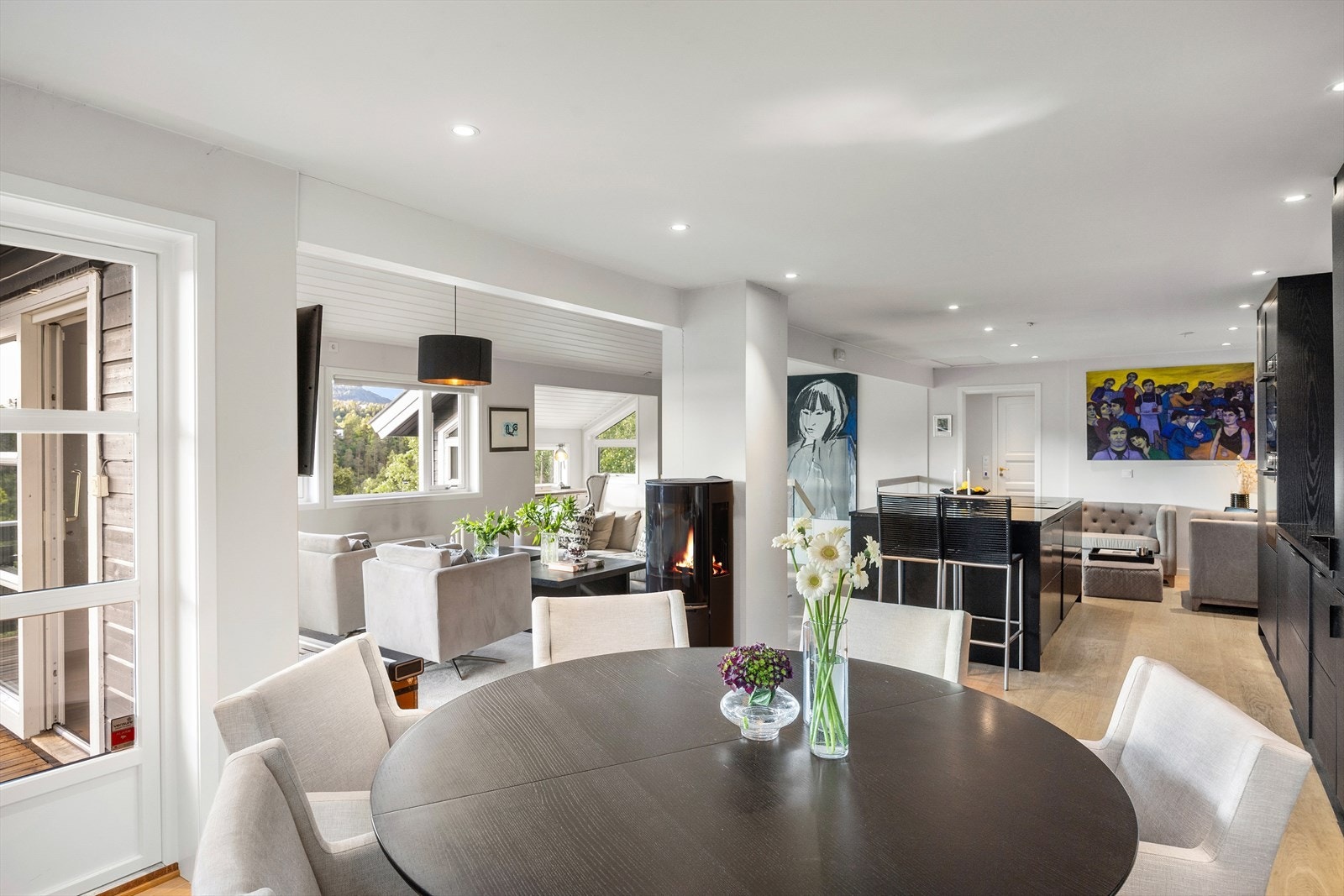 Himlingen er utstyrt med downlights som gir effektiv og stemningsfull belysning. Galleribilde