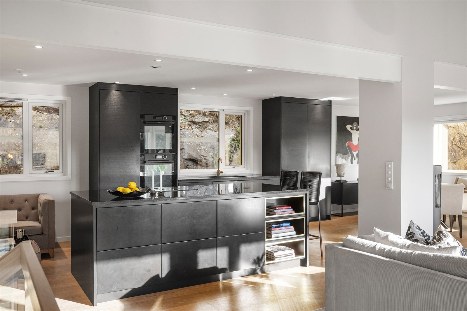 Moderne og stilrent kjøkken fra Drømmekjøkkenet, med god skap- og benkeplass og en funksjonell kjøkkenøy som skaper et sosialt samlingspunkt. Galleribilde