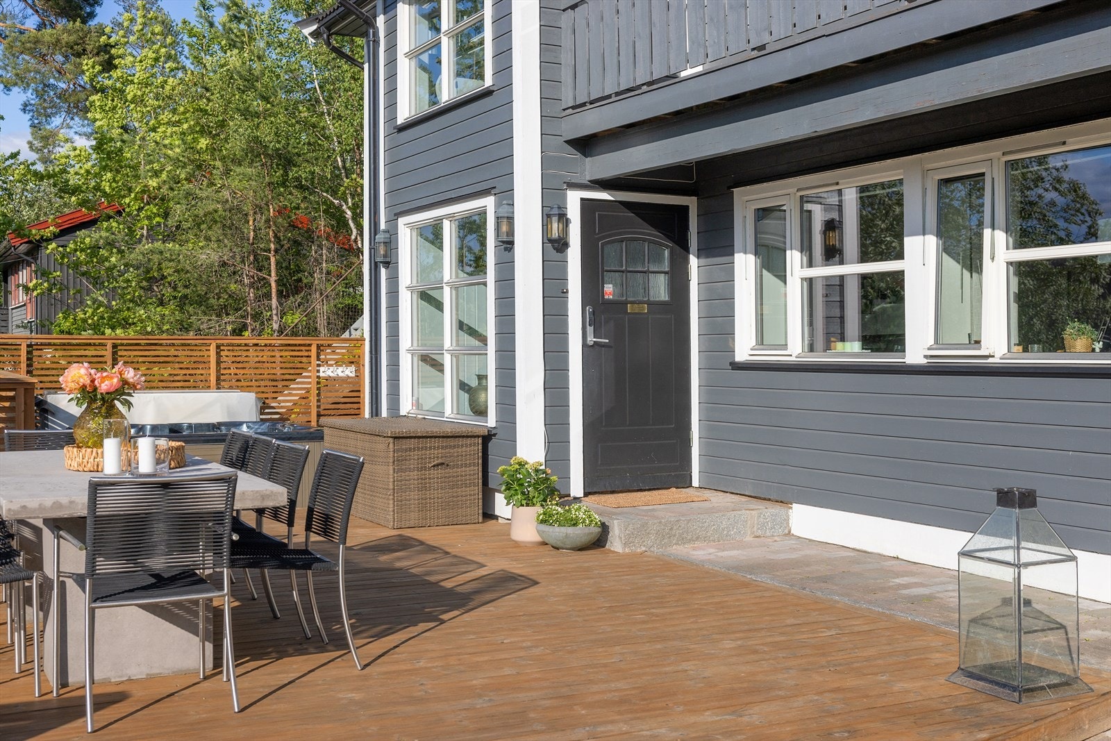 Malt ytterdør med moderne Yale Doorman elektronisk låssystem. Galleribilde