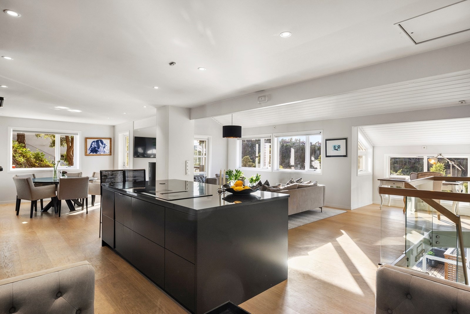 Stuen er lys og luftig, med store vindusflater som slipper inn rikelig med naturlig lys. Galleribilde