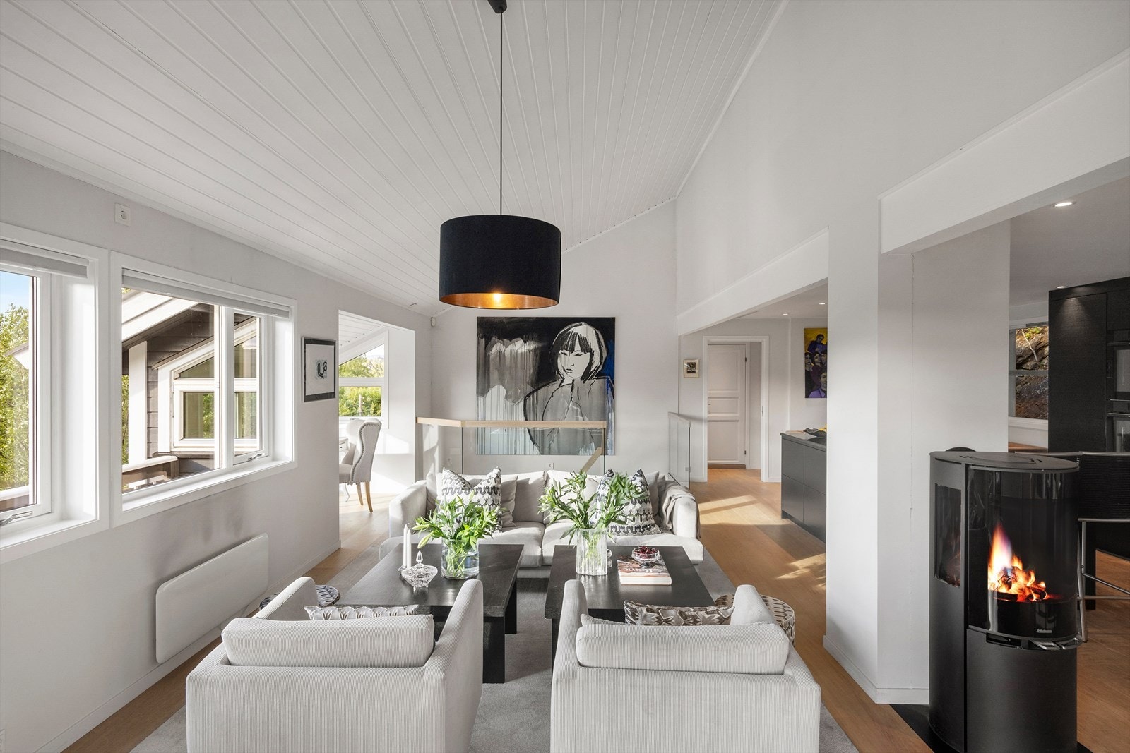 Stuen har en imponerende takhøyde på opptil 4,08 meter, som skaper en luftig og åpen atmosfære. Galleribilde