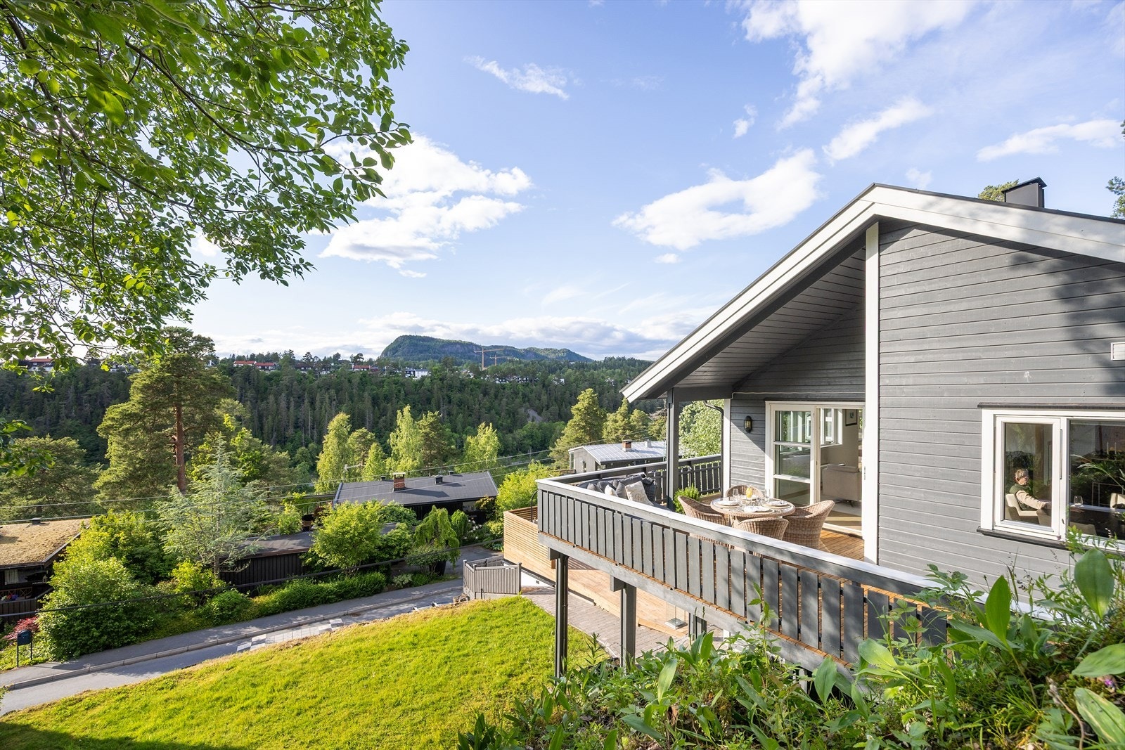 Attraktiv eiendom med en nøye opparbeidet tomt, ideell for småbarnsfamilier som ønsker trygge uteområder. Galleribilde