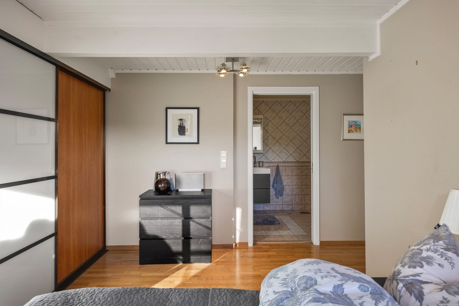 Fra soverommet er det direkte adkomst til baderommet - en praktisk og komfortabel løsning som gir en suite-følelse i hverdagen. Galleribilde