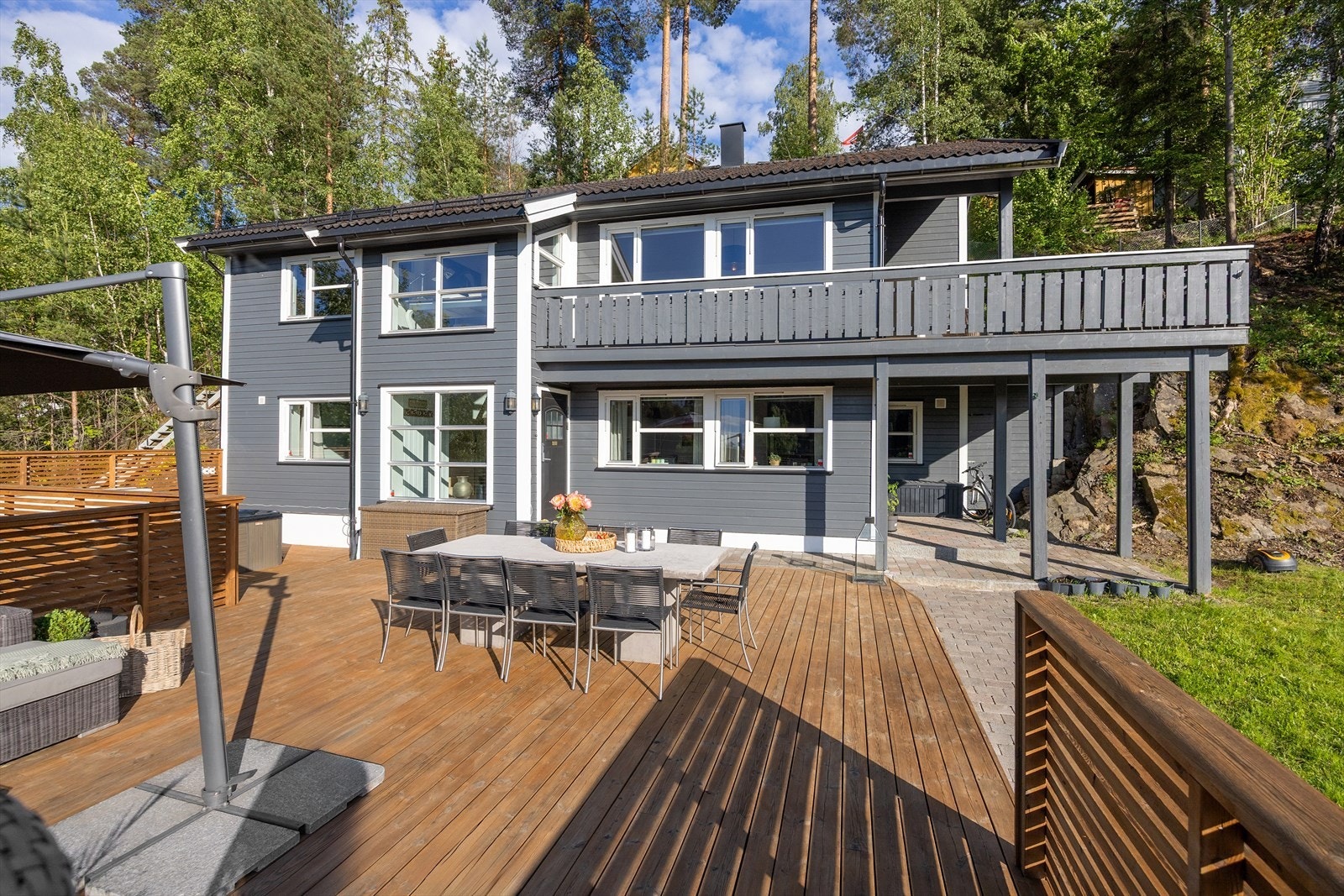 Velkommen til Sverrestien 24! Dette er en velholdt, stor og god enebolig beliggende i et meget hyggelig, attraktivt, og etablert villaområde på Blommenholm. Galleribilde