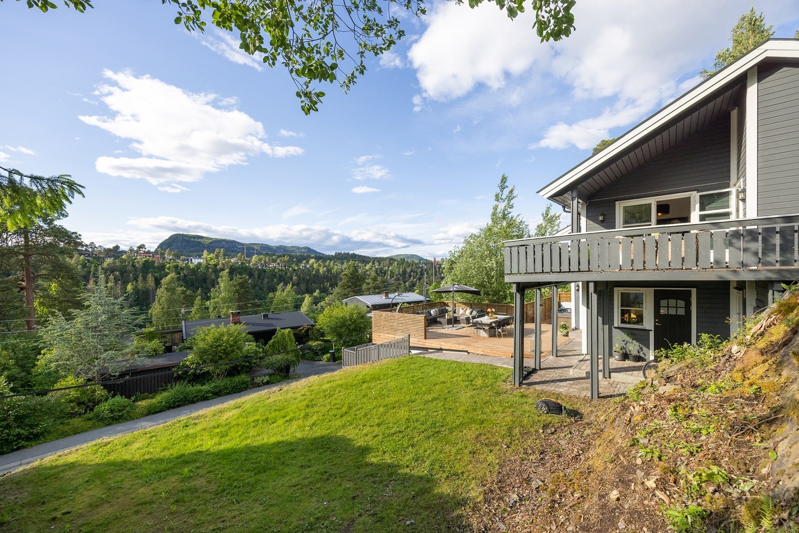 Grønt og fredelig uteområde som gir gode muligheter for hage og utendørsaktiviteter. Galleribilde