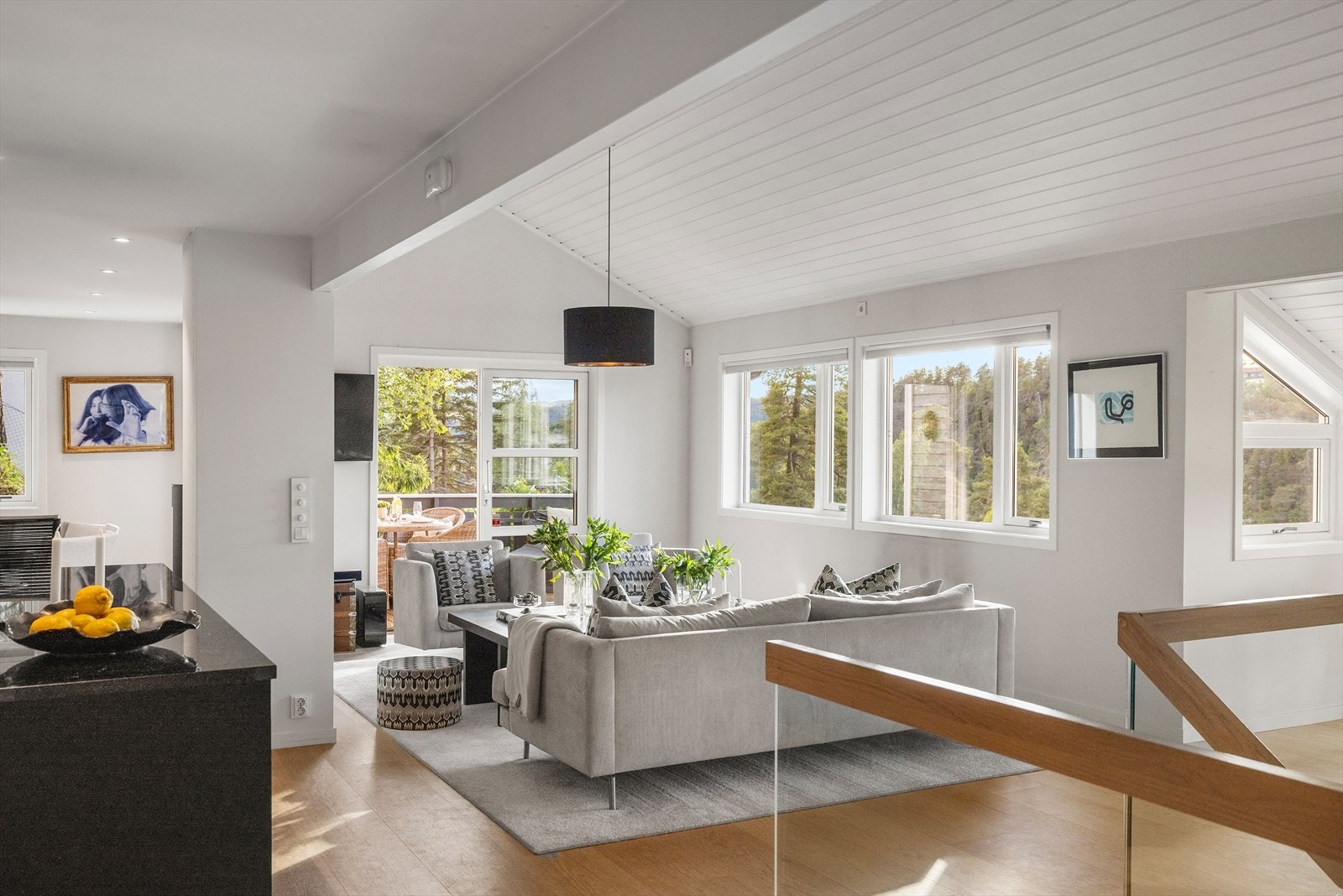 Den åpne planløsningen gir fleksible møbleringsmuligheter, med god plass til både sofagruppe, spisebord og TV-møbler. Galleribilde