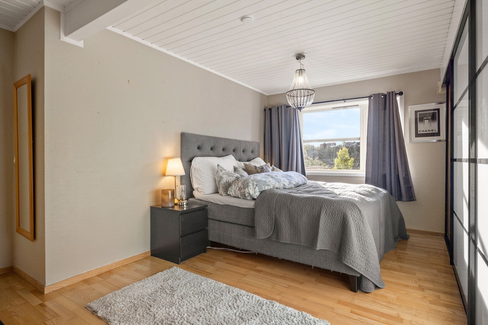 Soverommet er romslig og innbydende, med god plass til en stor dobbeltseng, nattbord og øvrig møblering etter ønske. Galleribilde