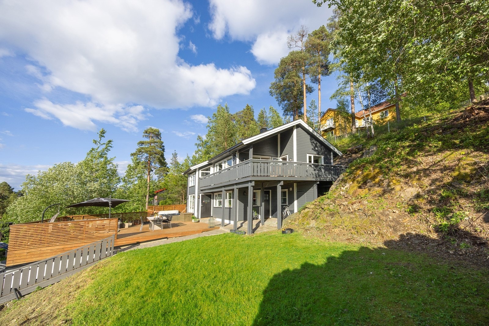 Området er kjent for rolige omgivelser og lite trafikk, noe som gir en trygg og behagelig atmosfære - særlig for småbarnsfamilier. Galleribilde