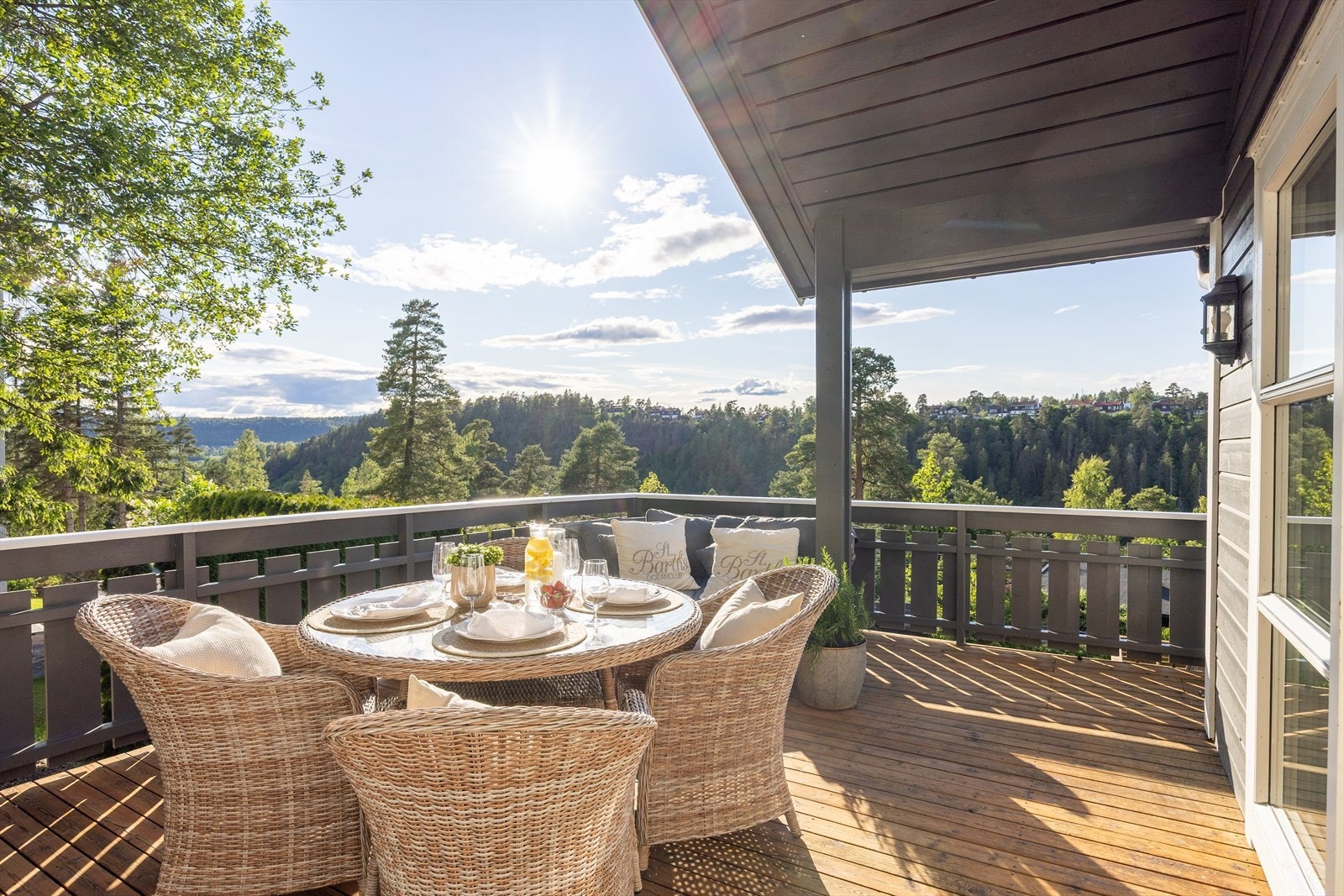 Stue og kjøkken har utgang til en stor, nordvestvendt veranda på omtrent 29 m², som byr på gode solforhold og rikelig med plass til utemøbler. Galleribilde