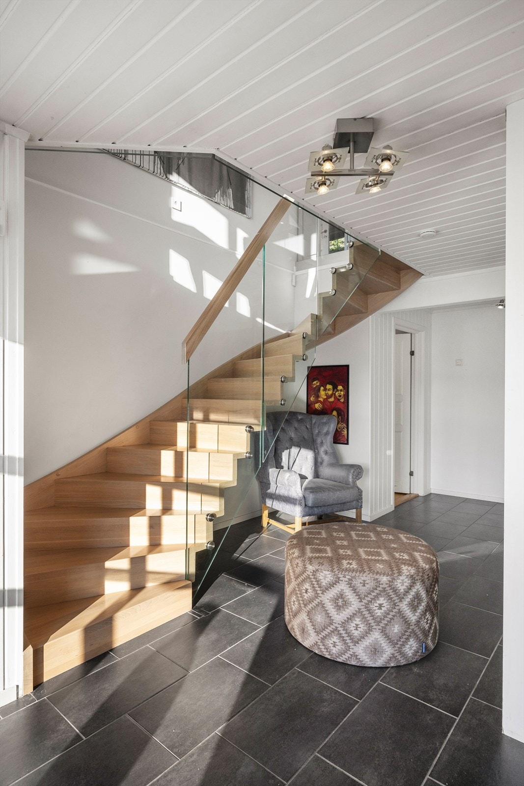 I underetasjen finner du entré, bod, bad, vaskerom og soverom, samt en separat hybel med egen entré, soverom, bad og stue med kjøkken. Galleribilde