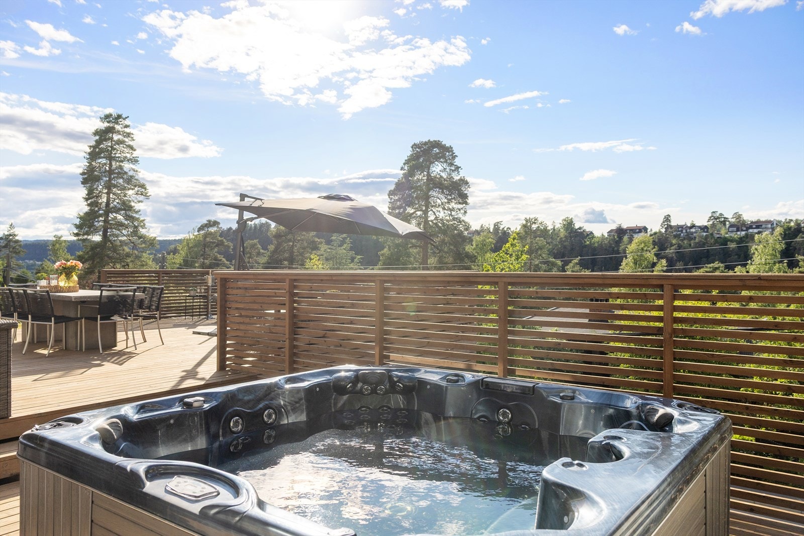 Her finner du også en innbydende jacuzzi, som gir mulighet for avslappende stunder under åpen himmel. Galleribilde