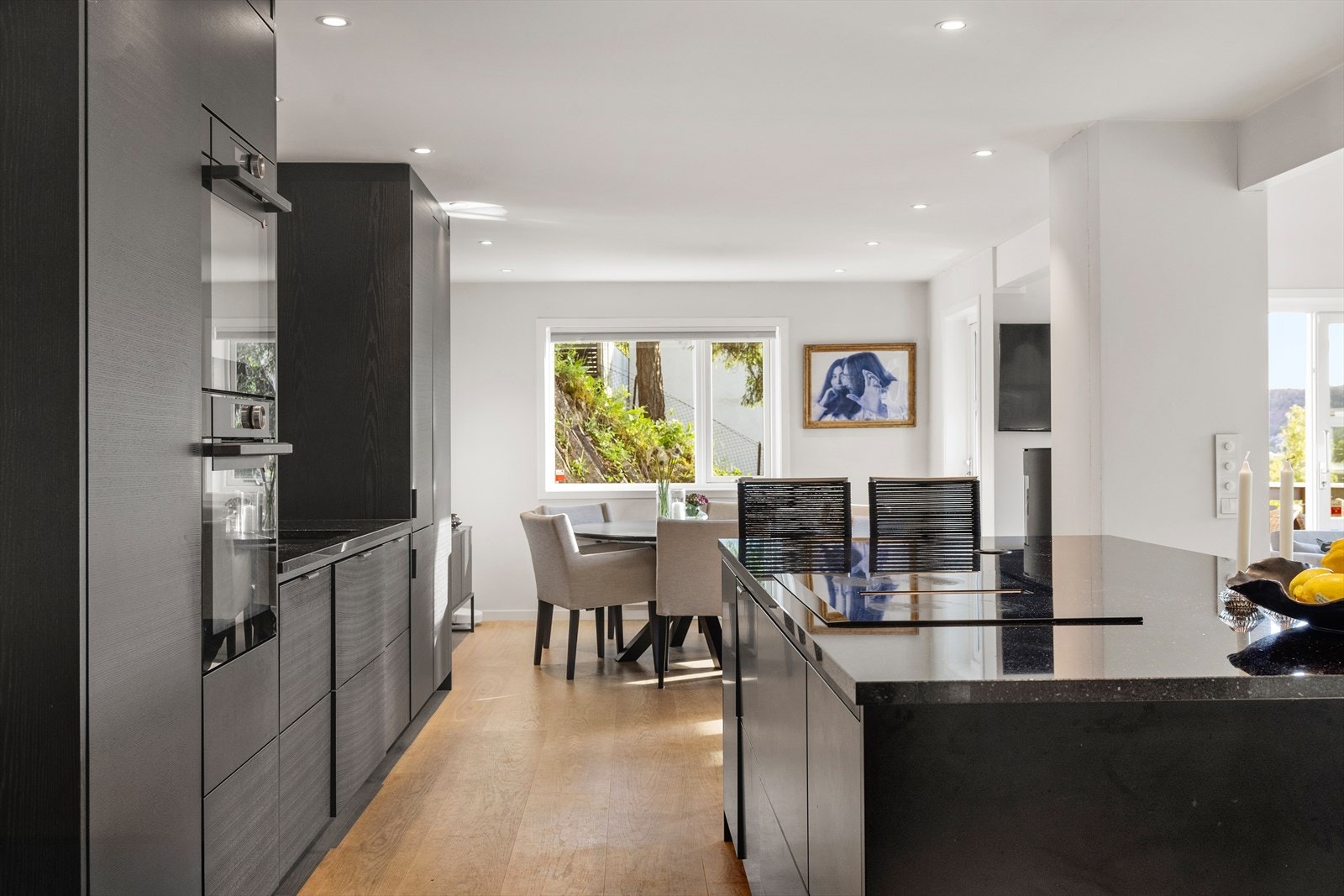 Det er integrert induksjonstopp med kullfilter, komfyr, kombinert komfyr, to oppvaskmaskiner og kombinert kjøl/frys. Galleribilde