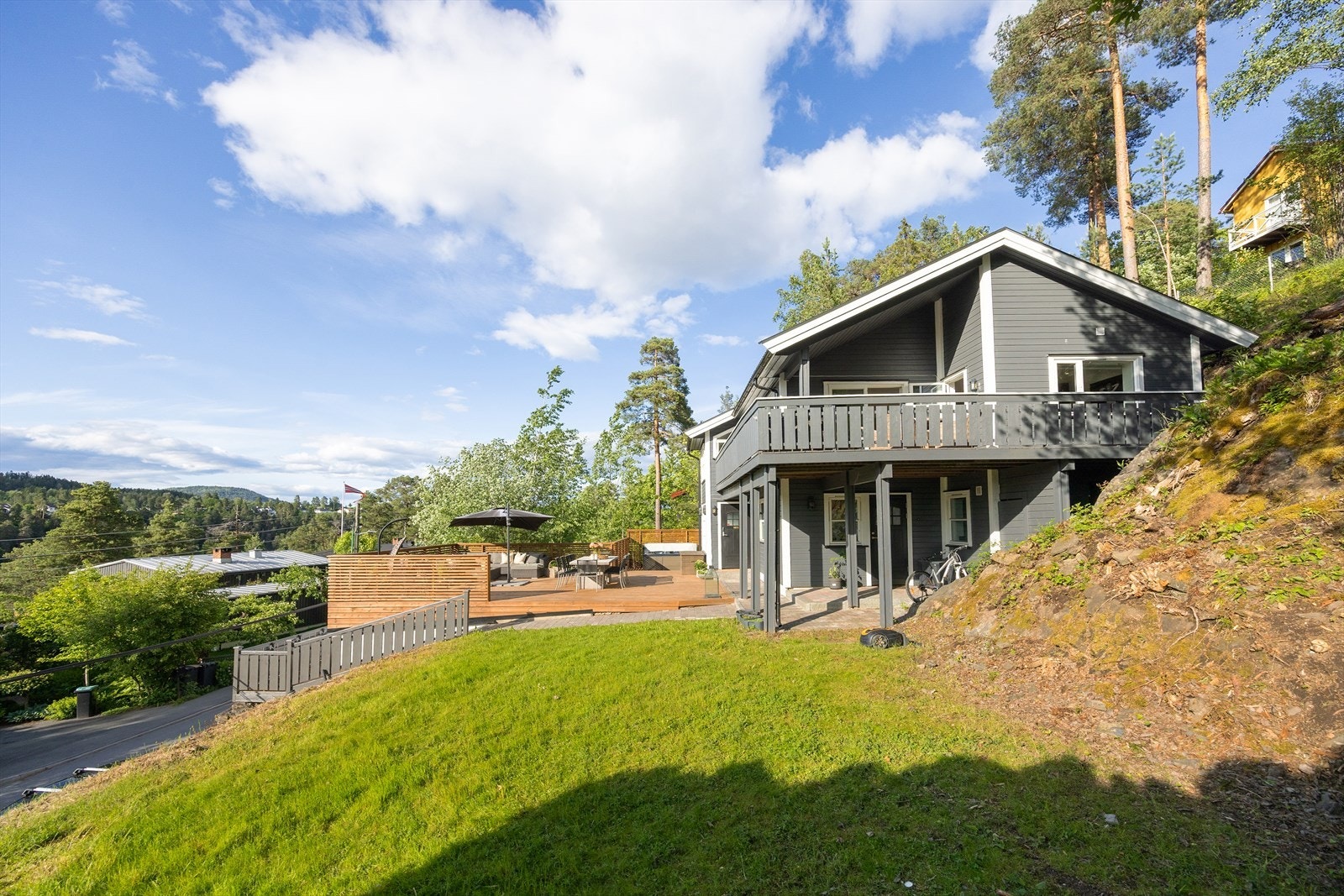 Med en solrik, usjenert og tilbaketrukket beliggenhet, byr boligen på fredelige omgivelser og god skjerming. Galleribilde