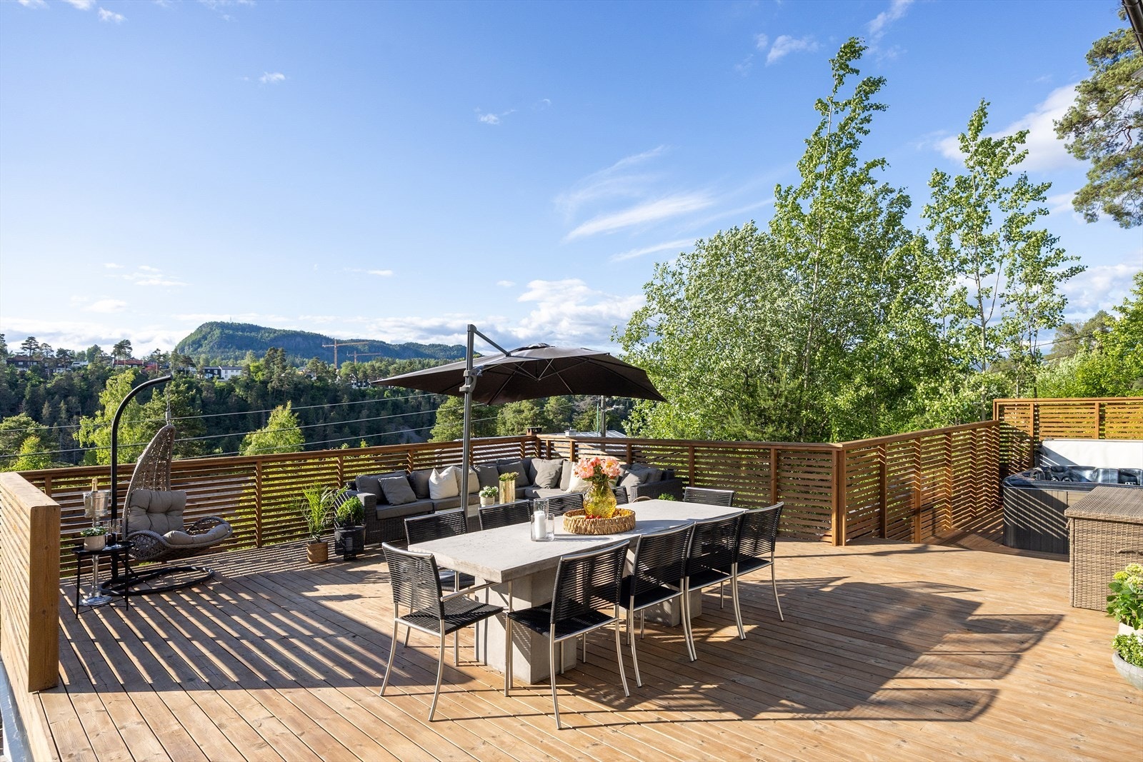 Med to herlige uteplasser tilbyr eiendommen rikelig med plass til både ro og aktivitet. Hoveduteplassen på hele 92 m² ble bygget i 2017, har fantastiske solforhold og er ideell for både utemøbler og hageglede. Galleribilde