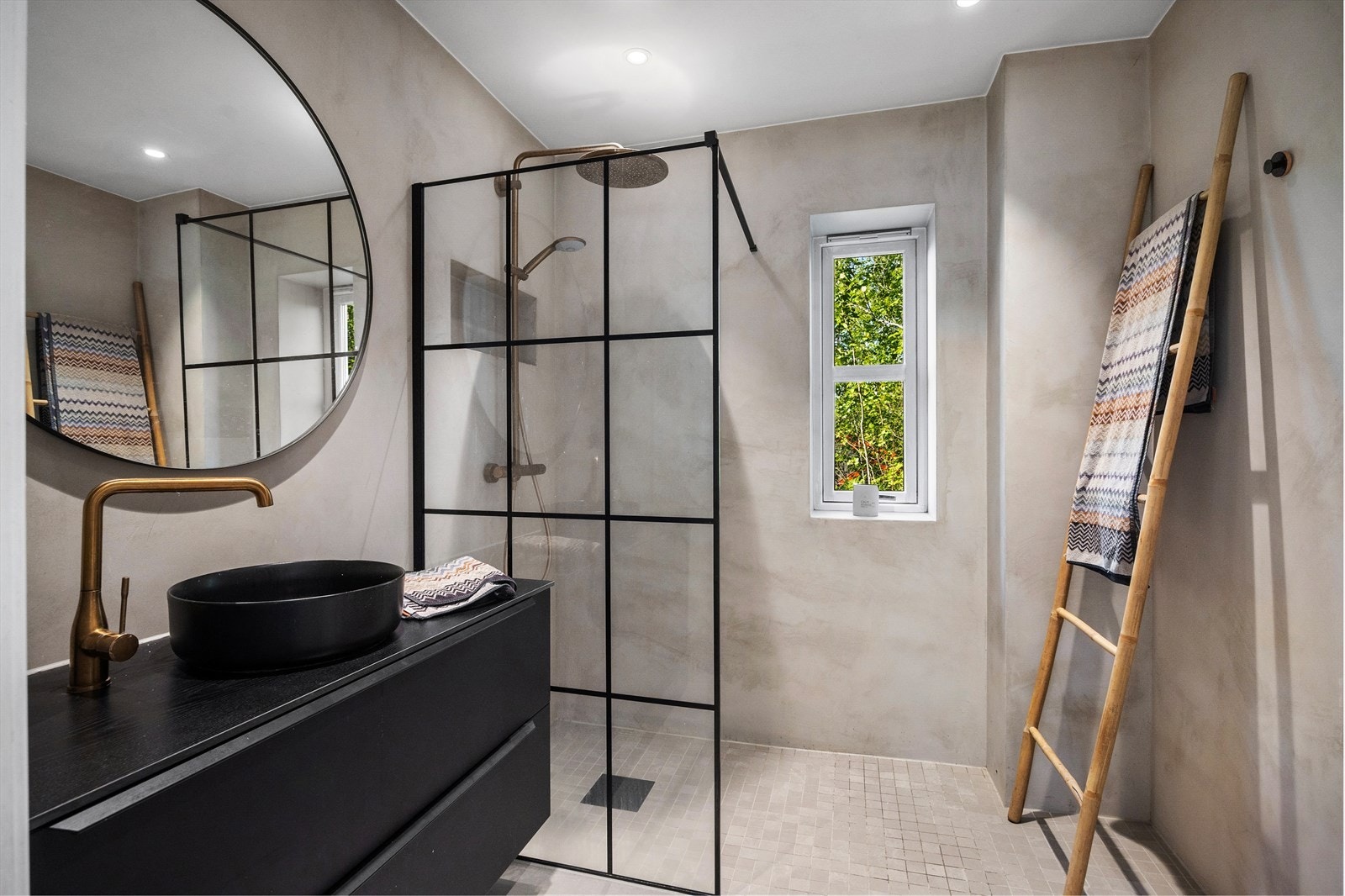 Delikat baderom med moderne microsement på vegger og flislagt gulv med gulvvarme. Galleribilde