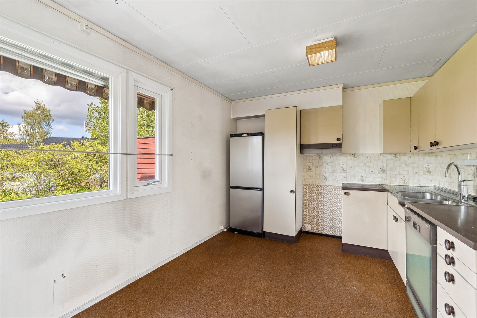 Separat kjøkken med innredning fra byggeår med slette fronter og benkeplater av laminat Galleribilde