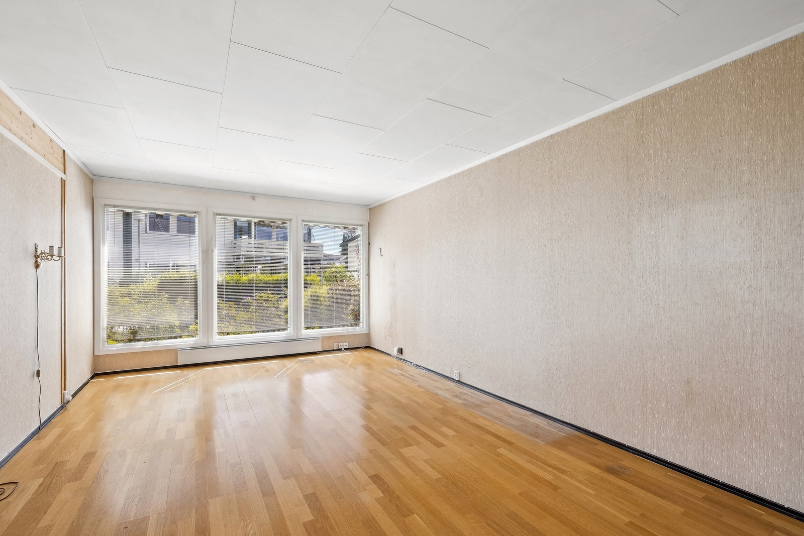 Stue med store vindusflater som slipper inn rikelig med naturlig lys Galleribilde