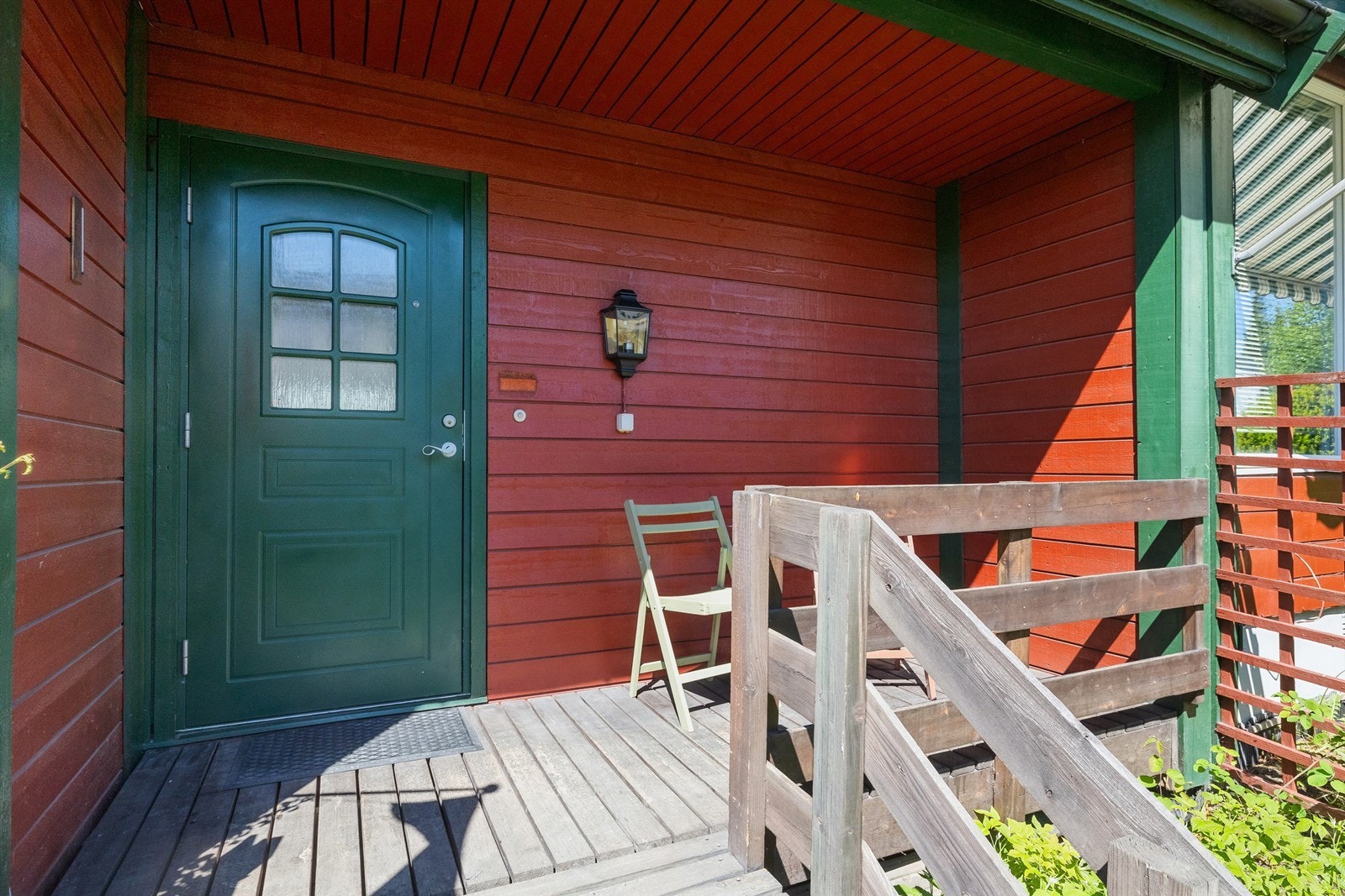 Overbygd inngangsparti med terrasse på ca. 4 kvm Galleribilde