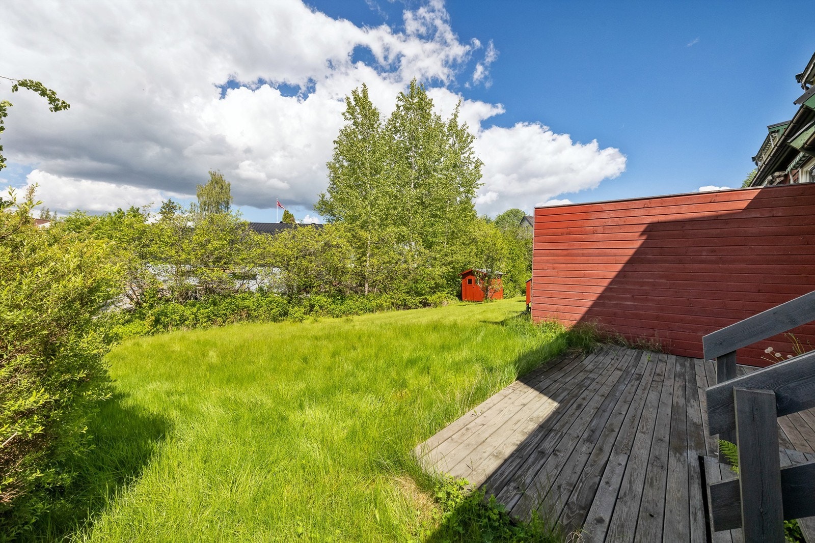 Solrik terrasse på ca. 14 kvm som blir en naturlig forlengelse av boligen på sommertid Galleribilde