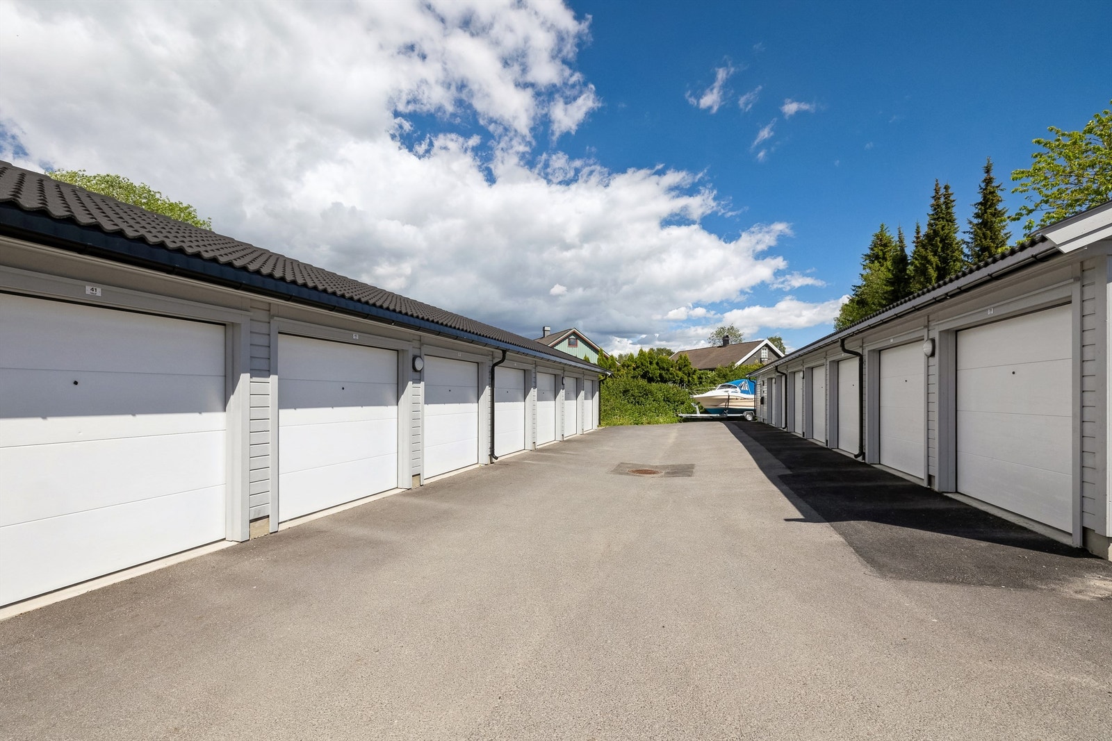 Borettslaget har oppført nye garasje for ca. 4 år siden, og boligen har én garasjeplass Galleribilde