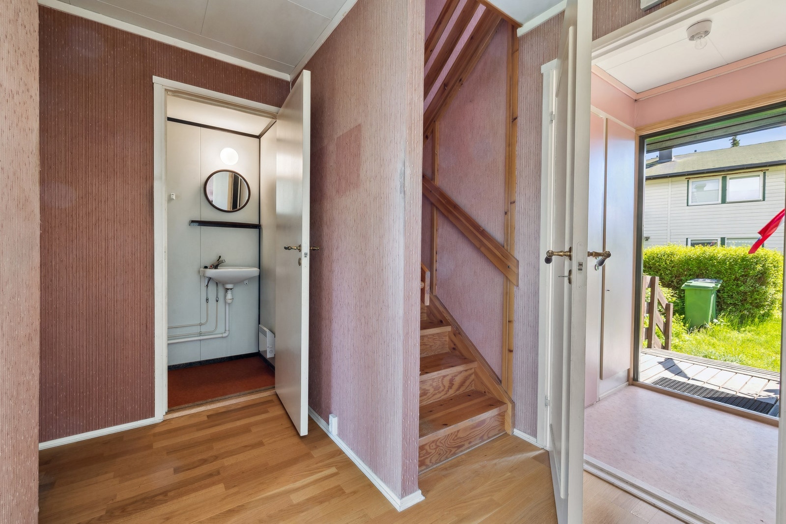 Entré med adkomst til gang som har trapp til 2. etasje, dør til toalett-rom og kjøkken Galleribilde