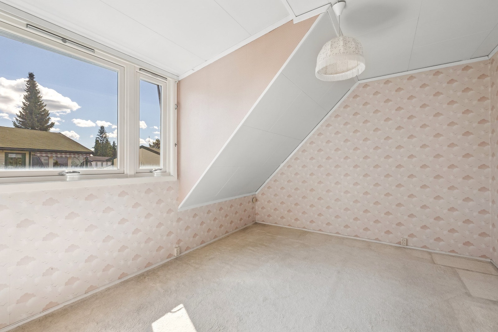 Boligen har tre soverom i 2. etasje Galleribilde