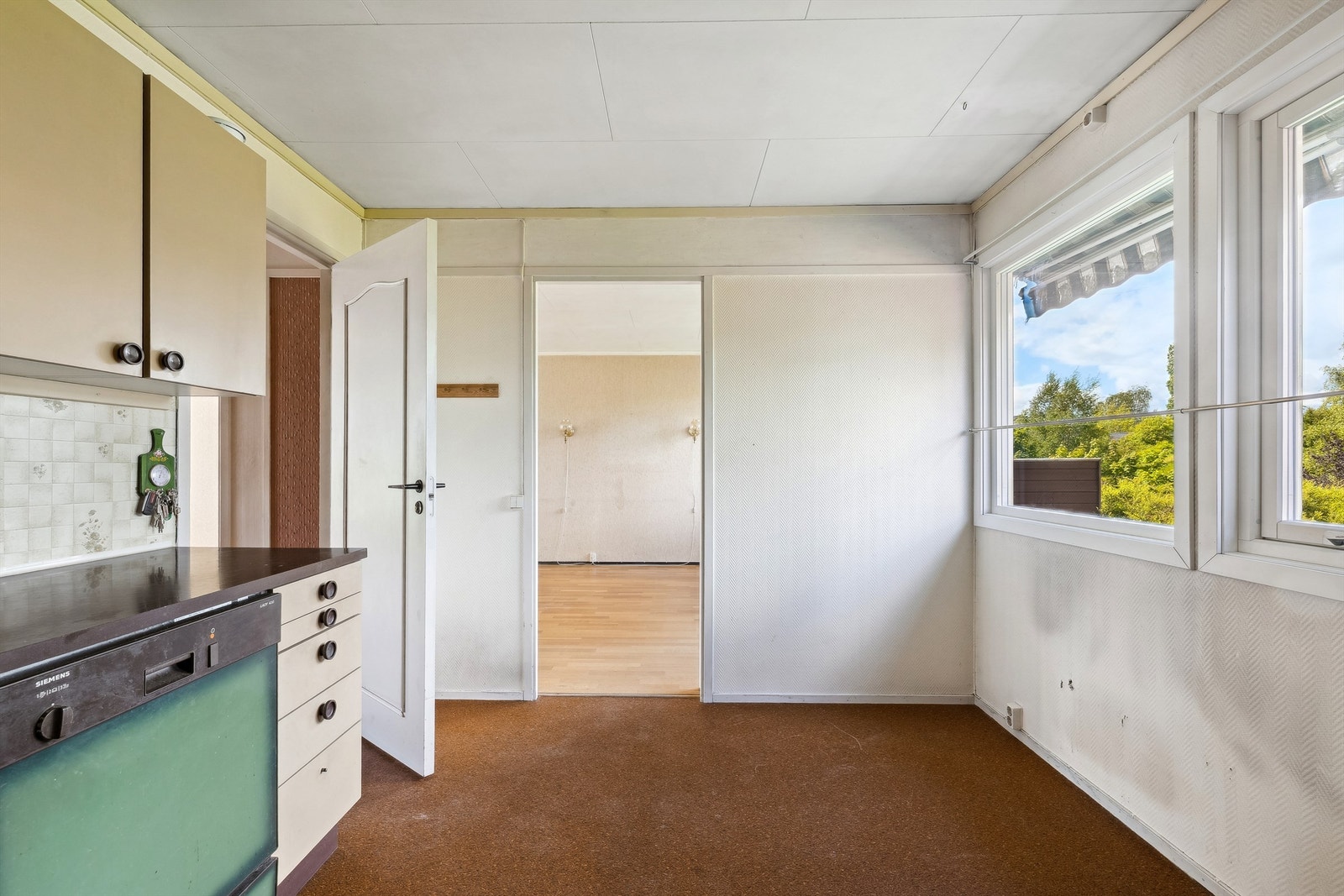 Kjøkken med plass for frokostbord Galleribilde