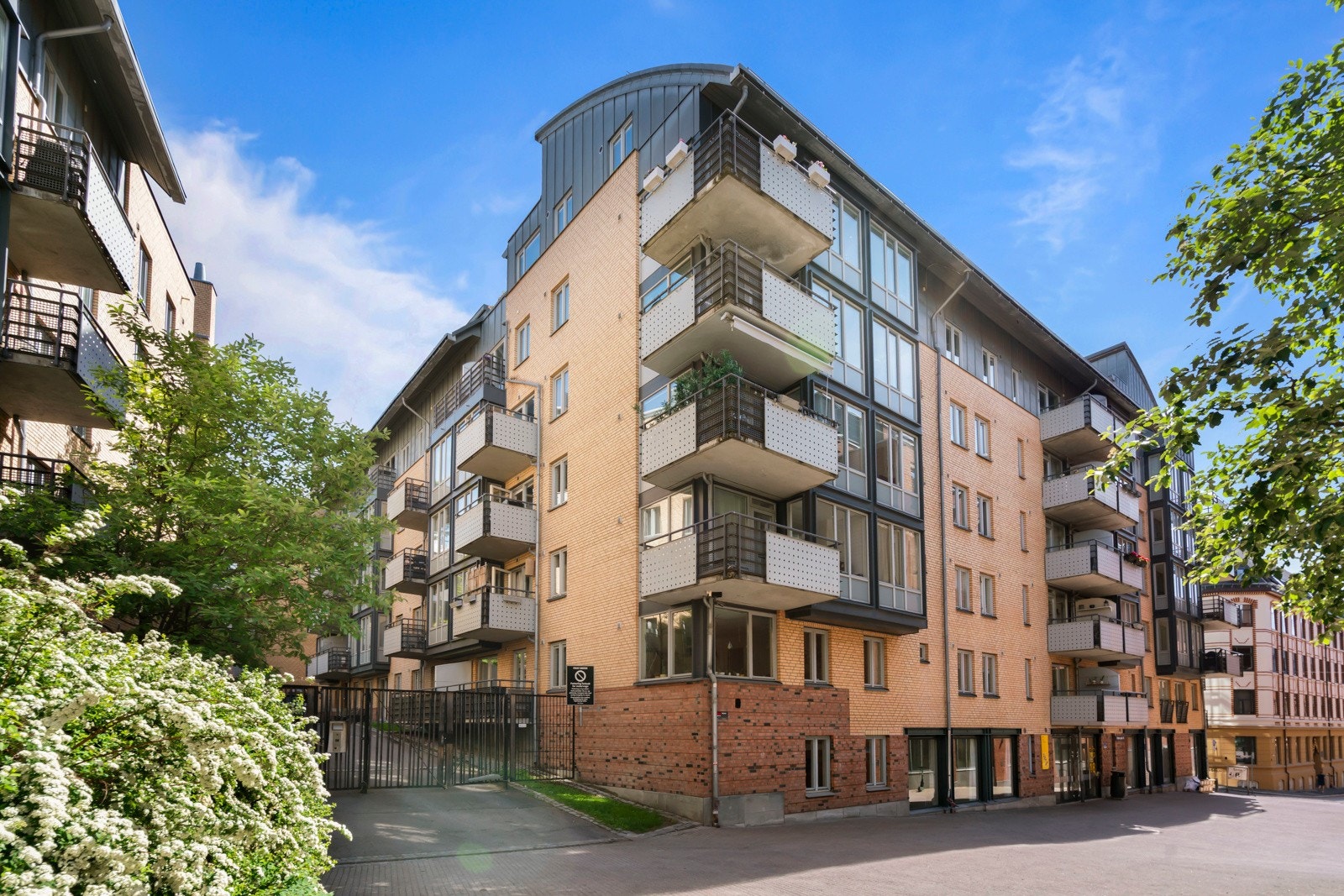 Dette er et fint sted for deg som ønsker å bo i et rolig område skjermet for trafikk og støy, men samtidig svært sentralt og med gangavstand til "alt". Galleribilde