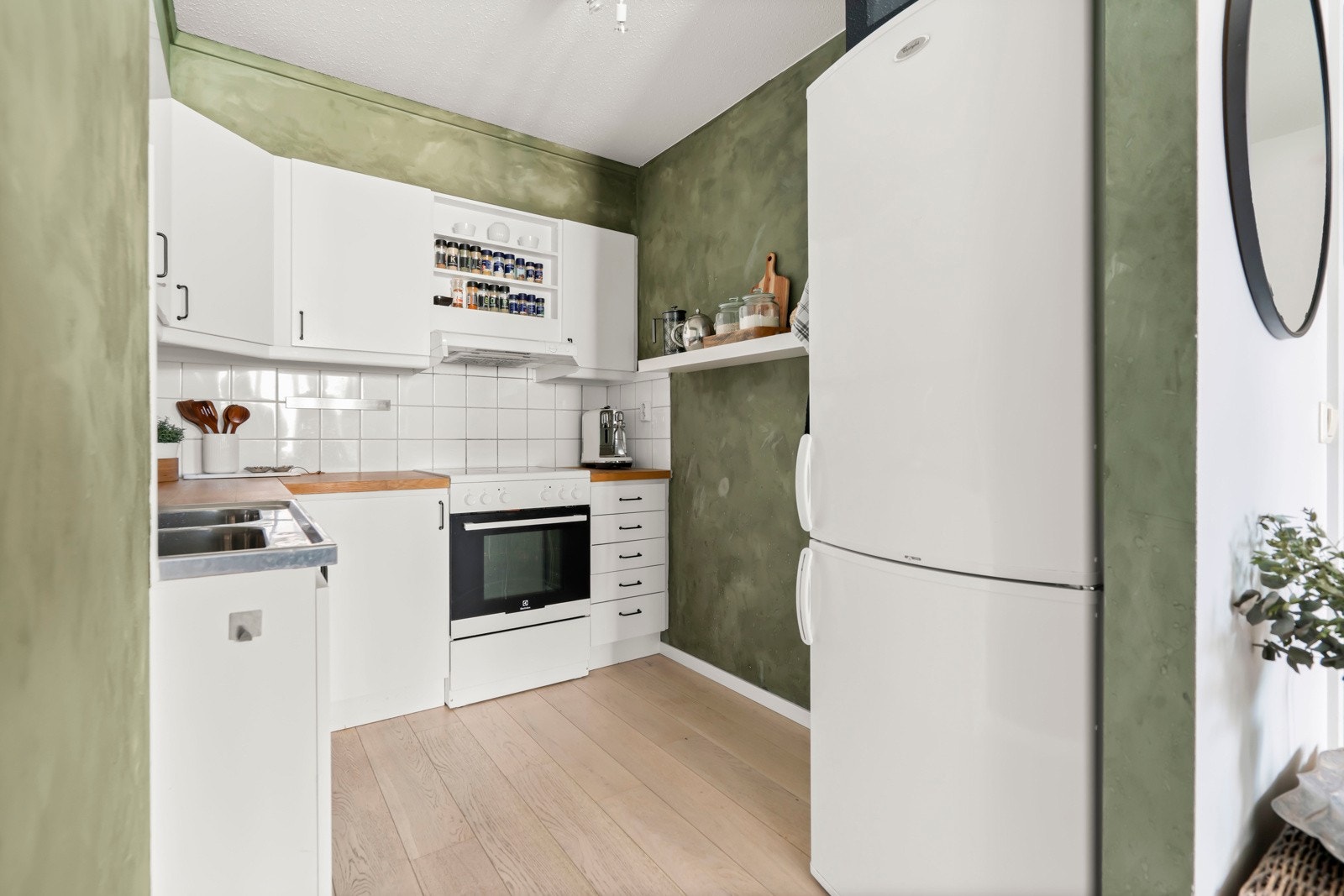 Lys og sjarmerende kjøkkeninnredning med god skap- og benkplass. Galleribilde