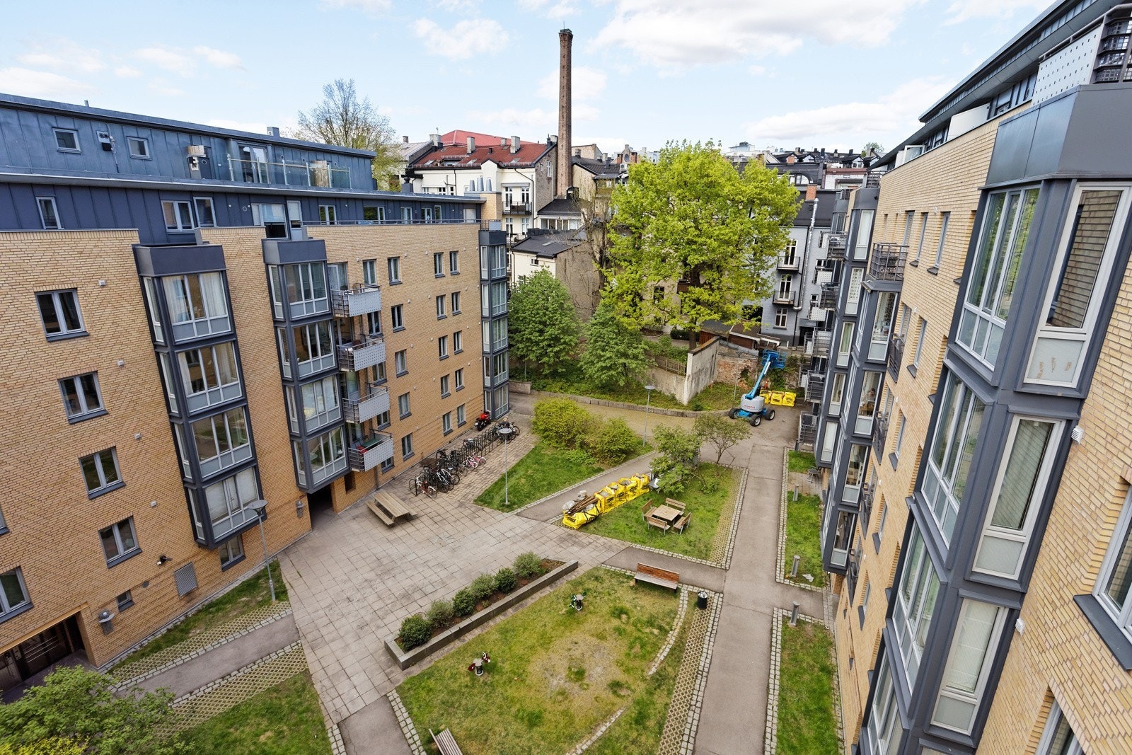 Pen og opparbeidet tomt med plenarealer, trær, prydbusker, diverse beplantning, lekeapparater, sittegrupper, felles sykkelbod, felles garasjeanlegg og felles internveier opparbeidet med asfalt. Galleribilde