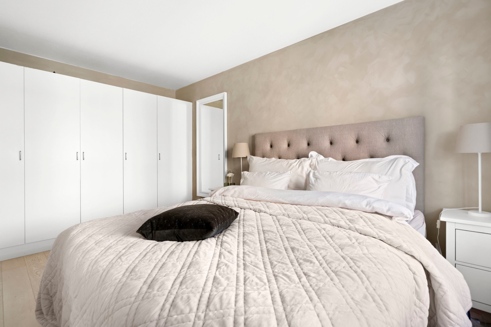 Soverommet er malt i tidsriktige farger. Svært gode garderobeløsninger i plassbygd garderobeskap. Galleribilde