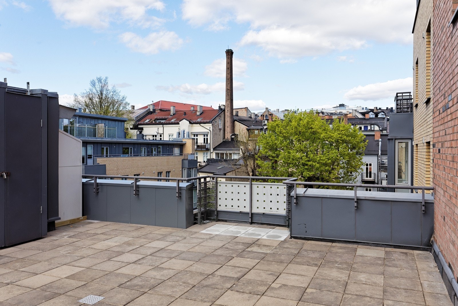 Her kan du nyte varme sommerdager i solfylte omgivelser. Galleribilde