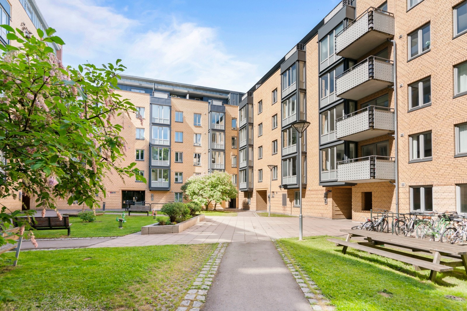 Beboerne har og tilgang til en opparbeidet og pen bakgård. Galleribilde