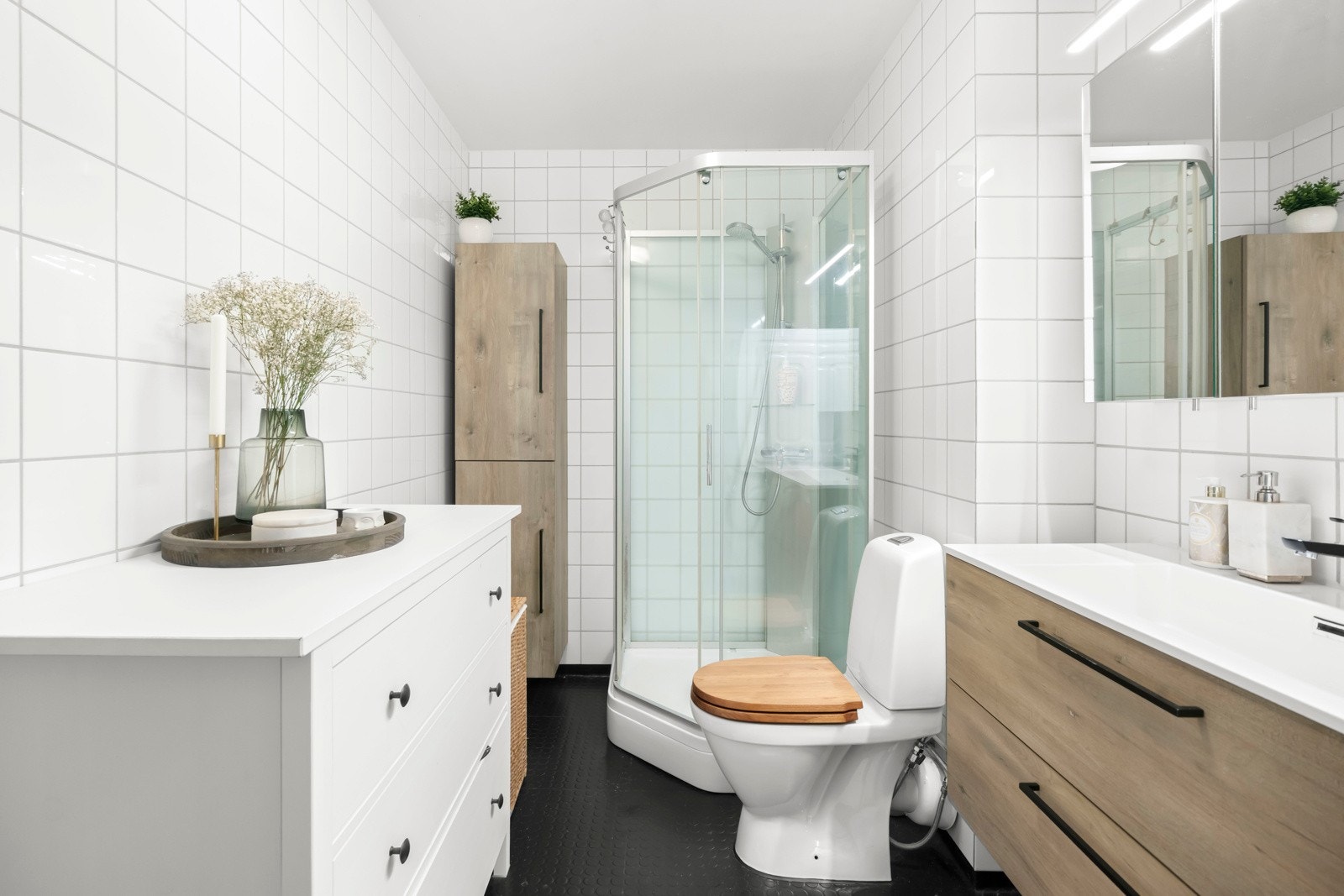 Pent og flislagt baderom oppgradert i 2024. Galleribilde