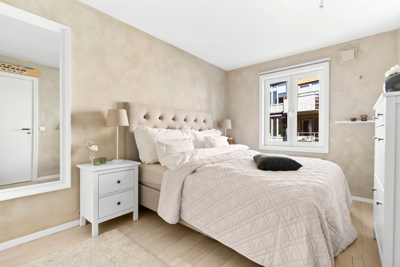 Romslig soverom med store vindusflater og svært gode møbleringsmuligheter. Soverommet ligger vendt mot rolig og låst bakgård. Galleribilde