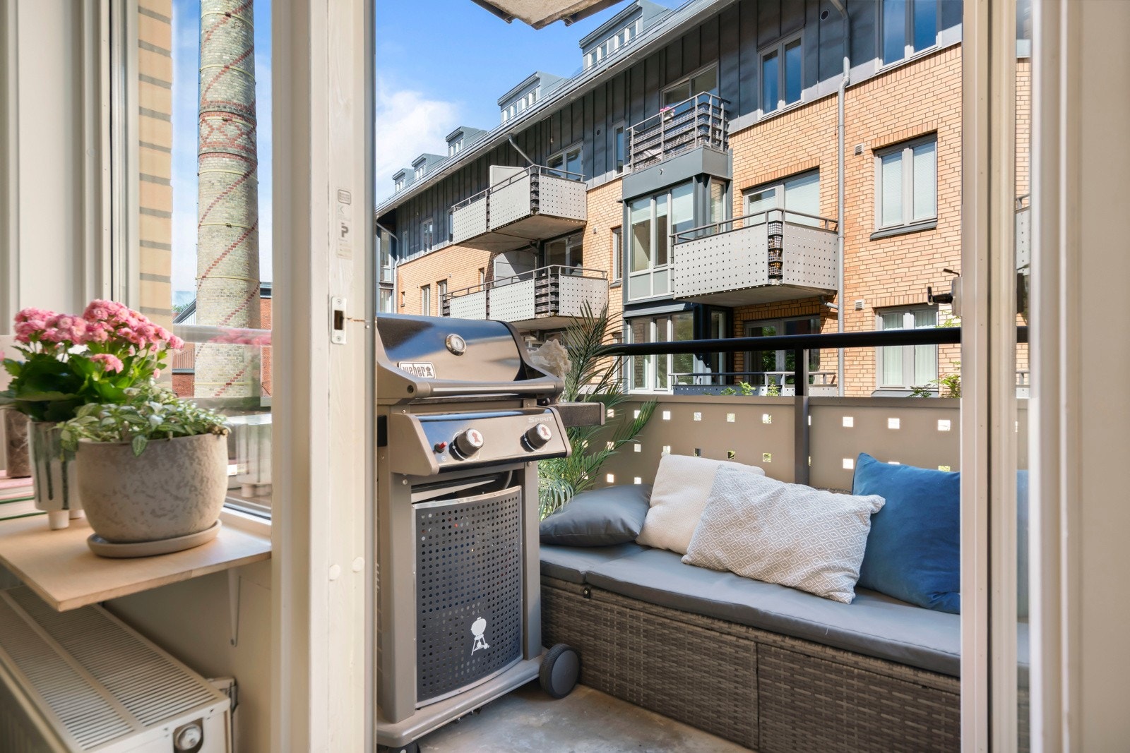 Fra stuen er det tilgang til en romslig balkong vendt mot fantastisk bakgård. Galleribilde